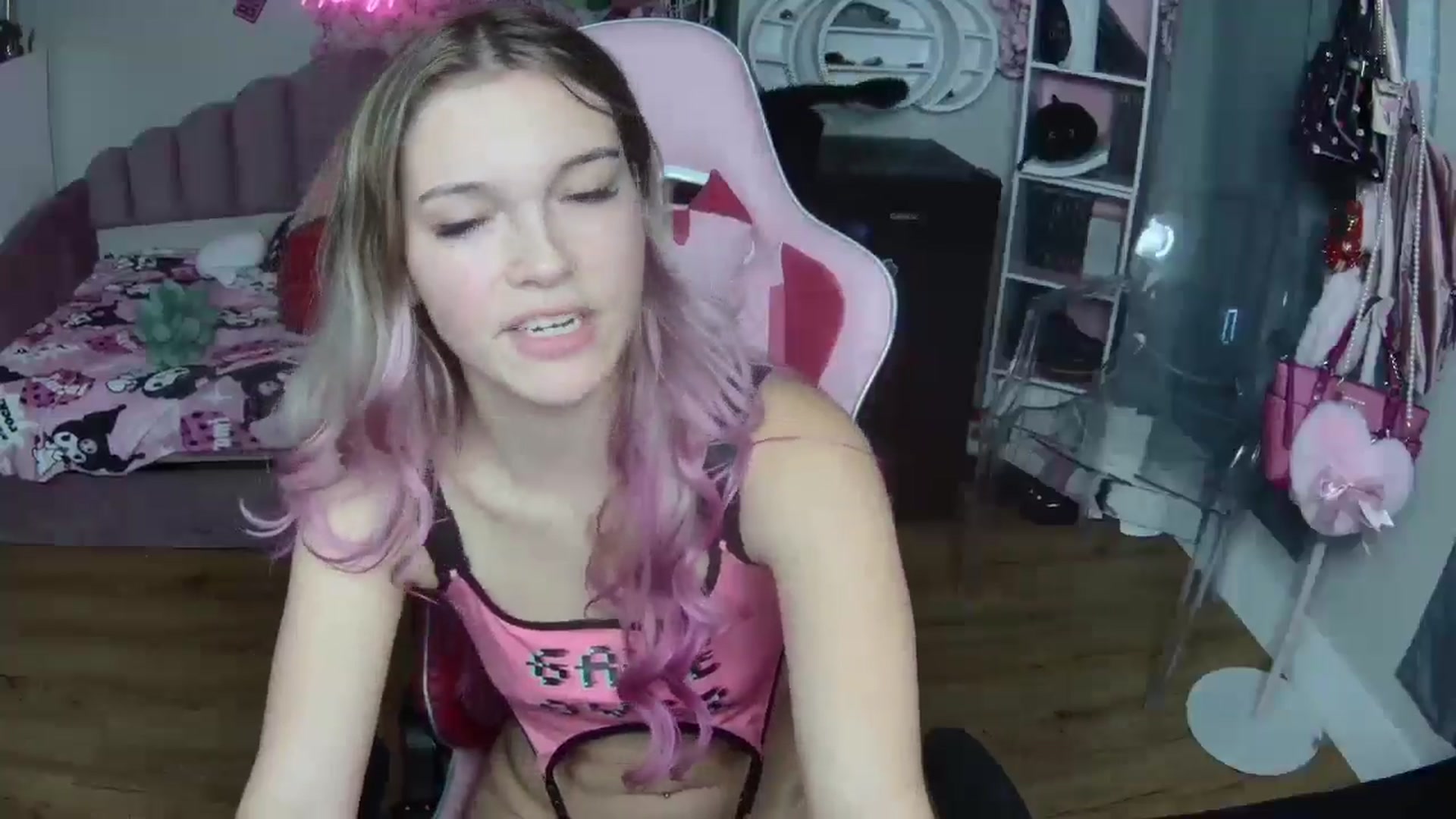 Gallery image thumbnail from Sarahsweets18's myfreecams stream on, 10/01/2024, 23:30 image 8 of 20