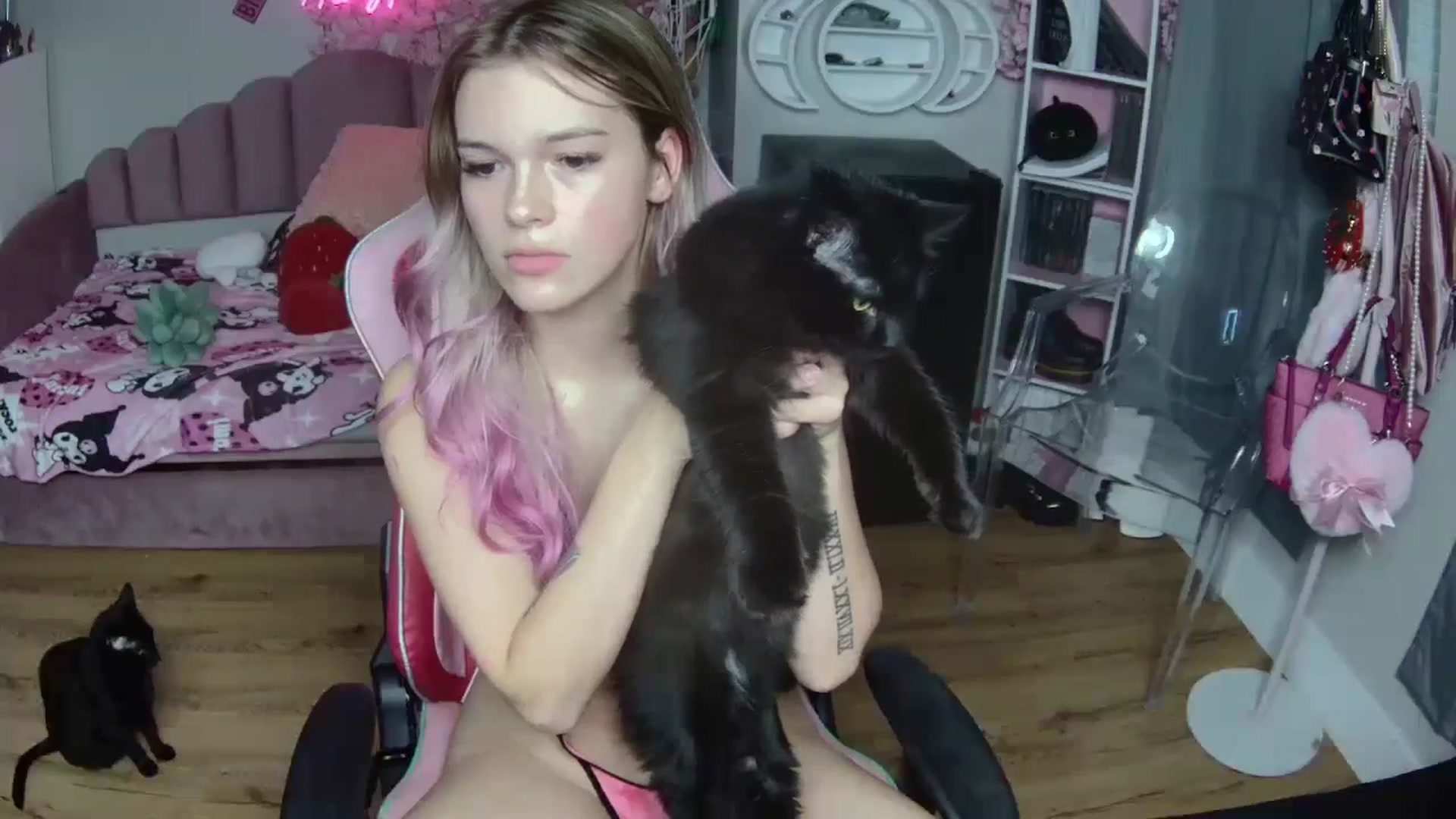 Gallery image thumbnail from Sarahsweets18's myfreecams stream on, 10/01/2024, 23:30 image 10 of 20
