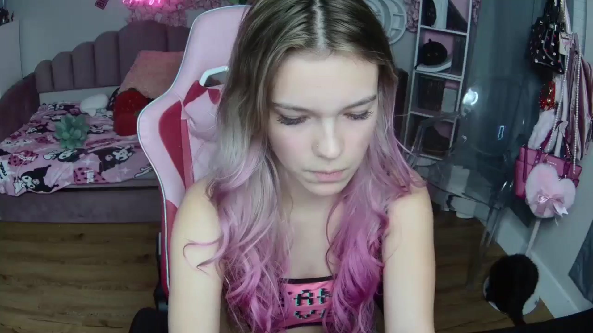 Gallery image thumbnail from Sarahsweets18's myfreecams stream on, 10/01/2024, 23:30 image 15 of 20