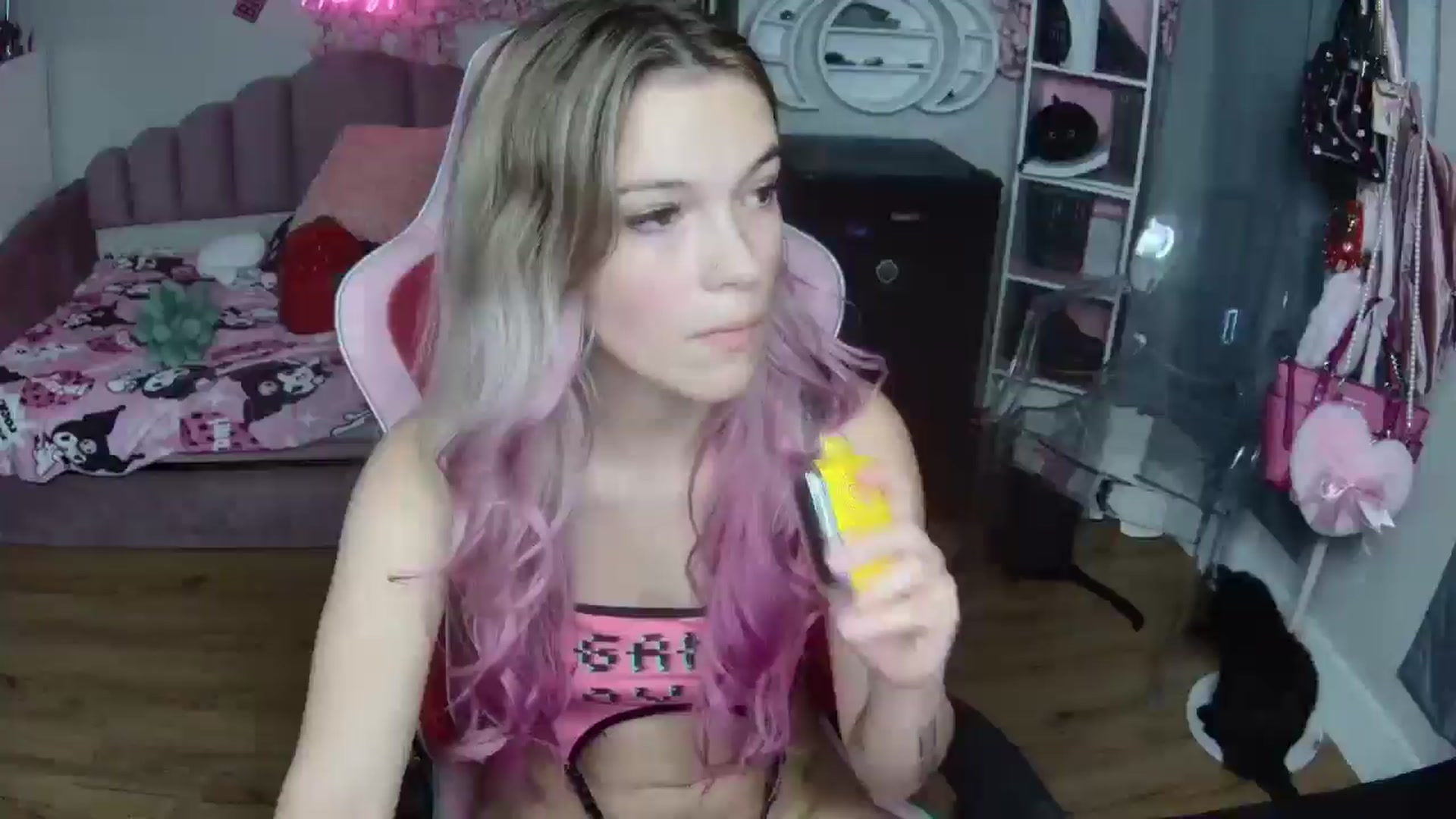 Gallery image thumbnail from Sarahsweets18's myfreecams stream on, 10/01/2024, 23:30 image 14 of 20