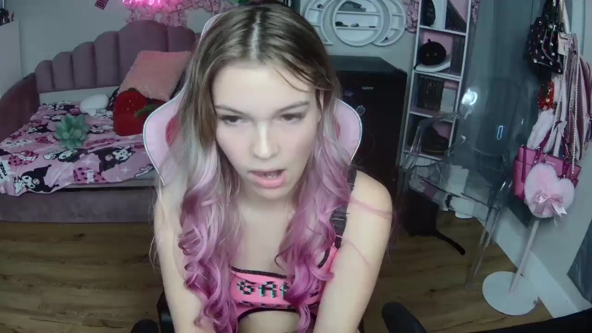 Gallery image thumbnail from Sarahsweets18's myfreecams stream on, 10/01/2024, 23:30 image 12 of 20