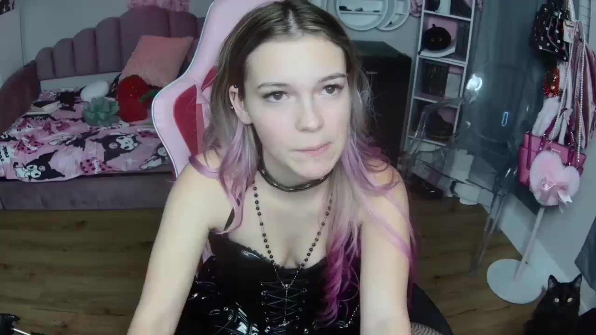 Gallery image thumbnail from Sarahsweets18's myfreecams stream on, 10/02/2024, 03:13 image 2 of 20