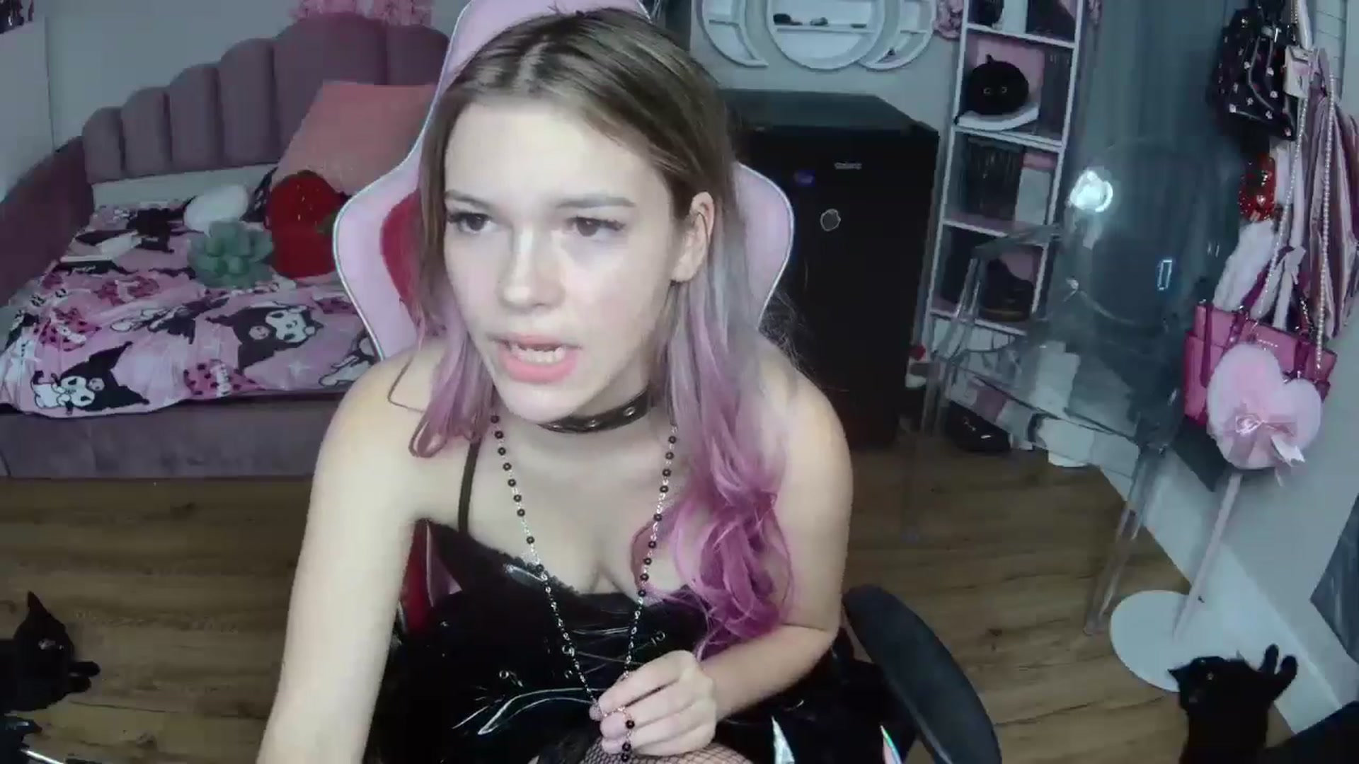 Gallery image thumbnail from Sarahsweets18's myfreecams stream on, 10/02/2024, 03:13 image 6 of 20