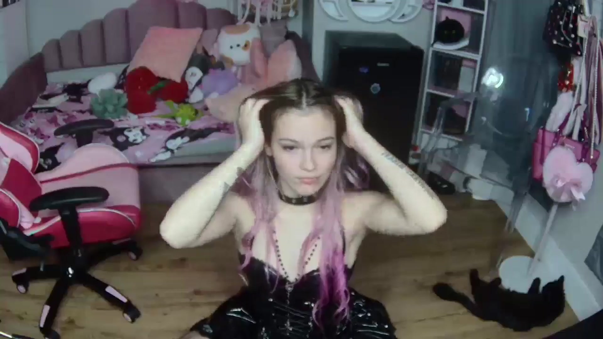 Gallery image thumbnail from Sarahsweets18's myfreecams stream on, 10/02/2024, 03:13 image 10 of 20