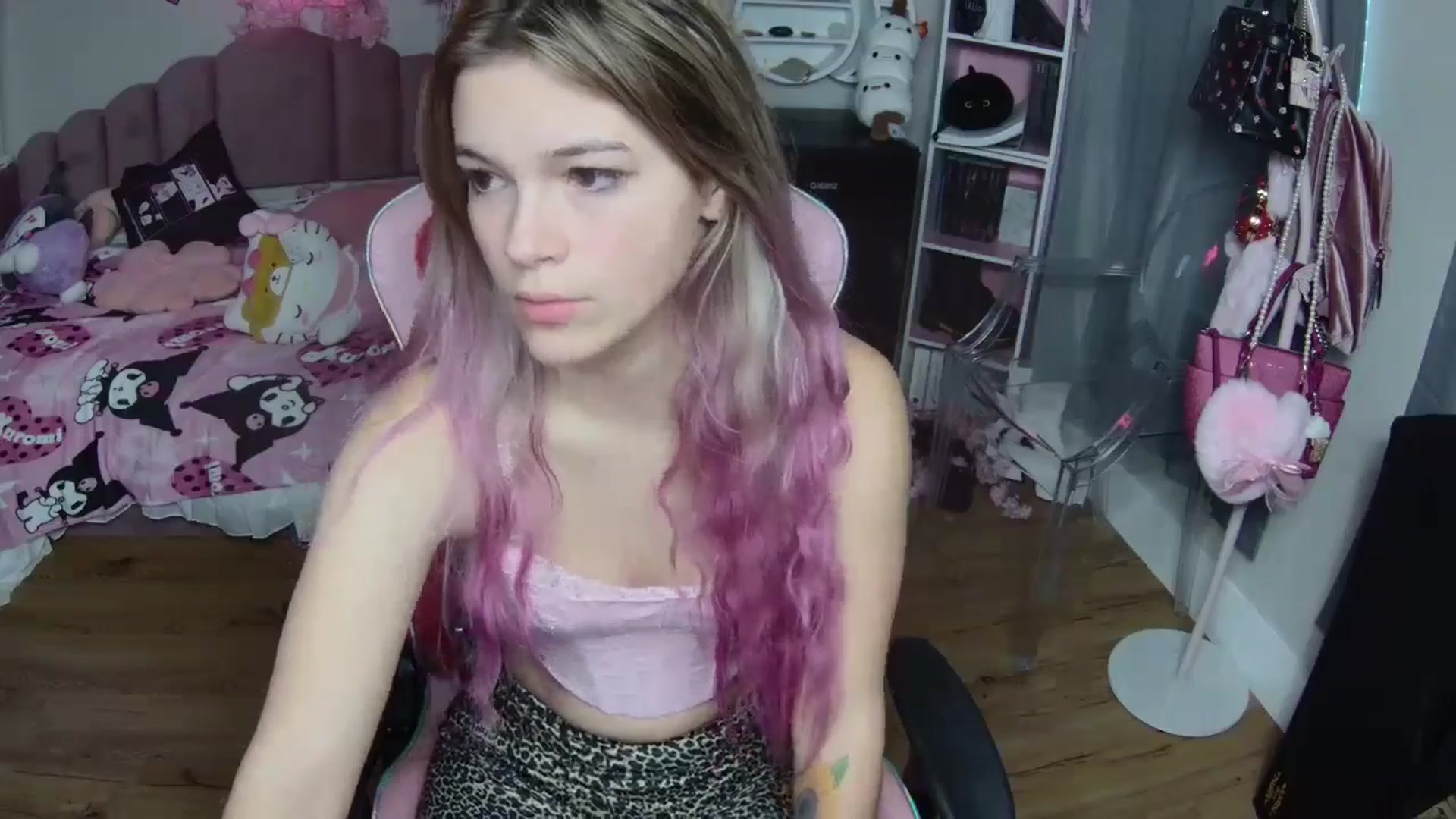 Gallery image thumbnail from Sarahsweets18's myfreecams stream on, 10/05/2024, 21:03 image 5 of 20