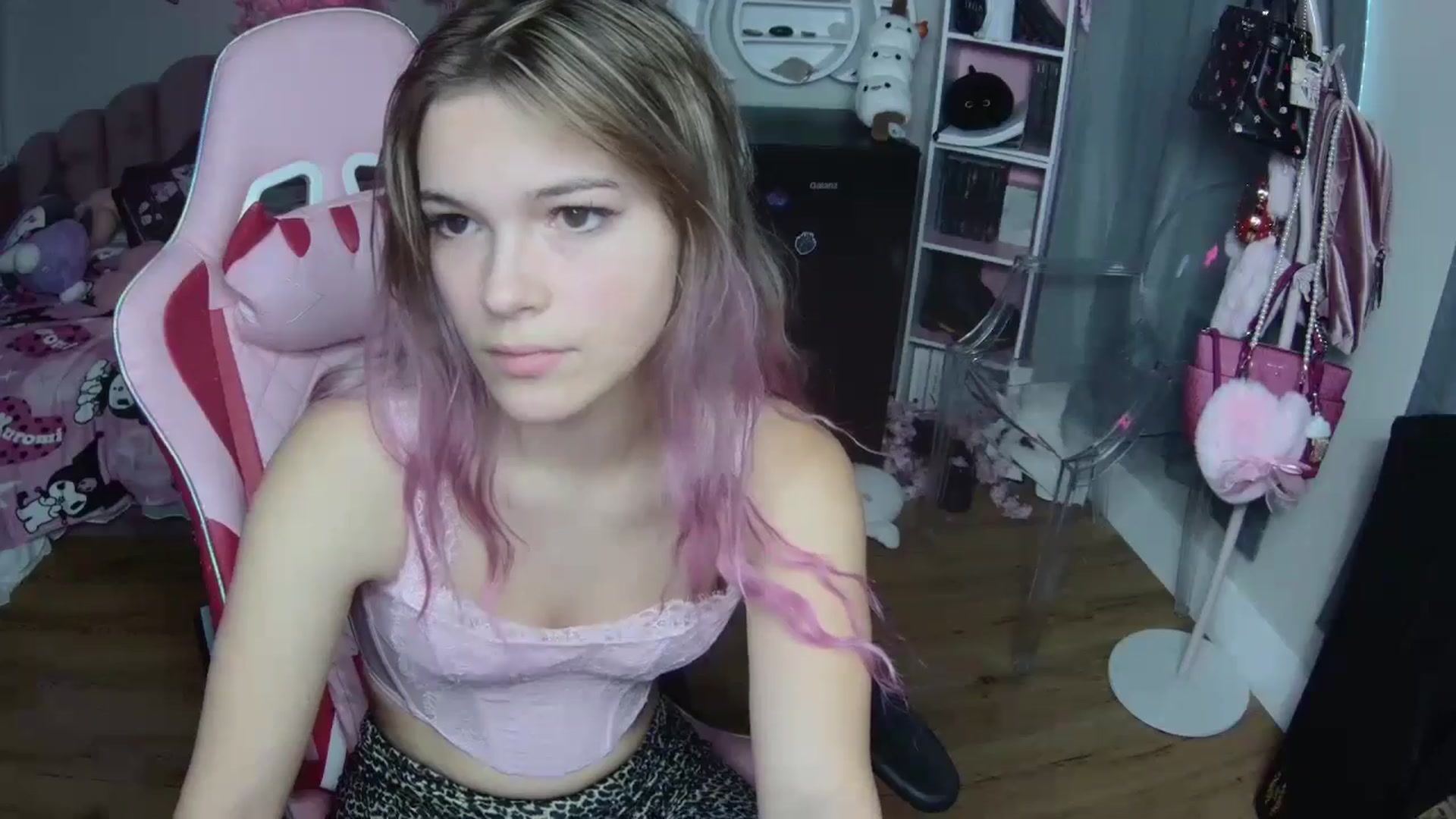 Gallery image thumbnail from Sarahsweets18's myfreecams stream on, 10/05/2024, 21:03 image 9 of 20