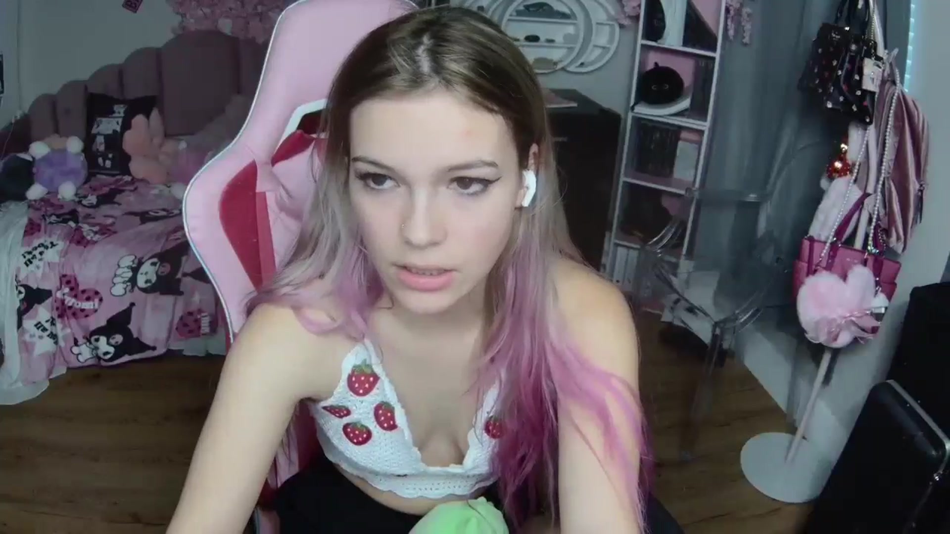 Gallery image thumbnail from Sarahsweets18's myfreecams stream on, 10/07/2024, 22:07 image 16 of 20