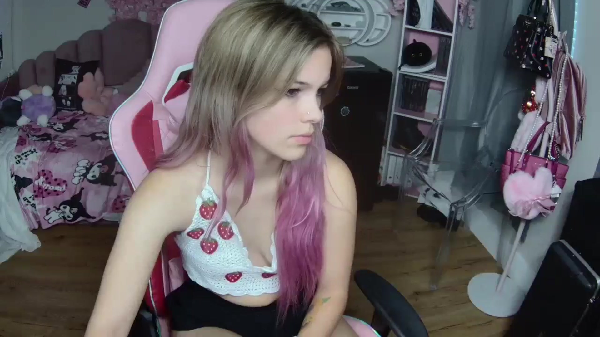 Gallery image thumbnail from Sarahsweets18's myfreecams stream on, 10/07/2024, 22:07 image 10 of 20