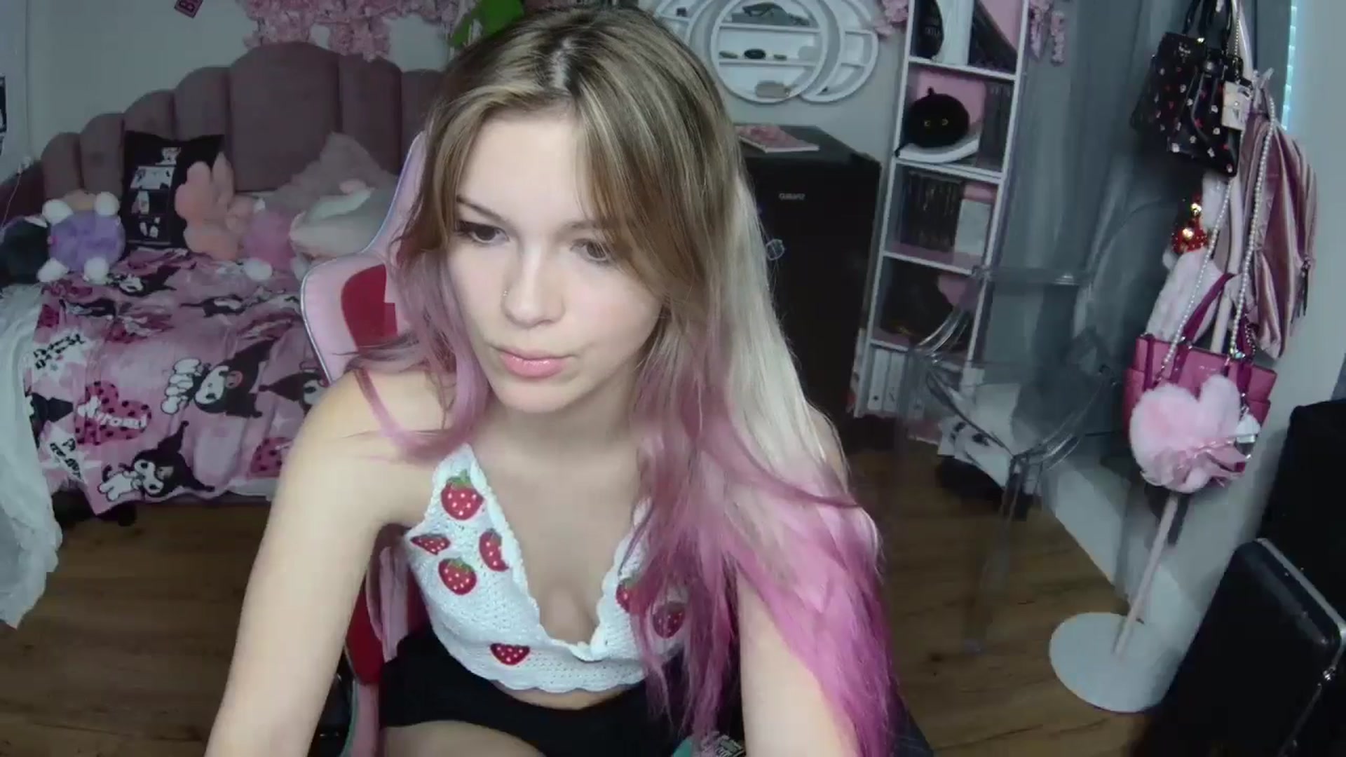 Gallery image thumbnail from Sarahsweets18's myfreecams stream on, 10/07/2024, 22:07 image 5 of 20