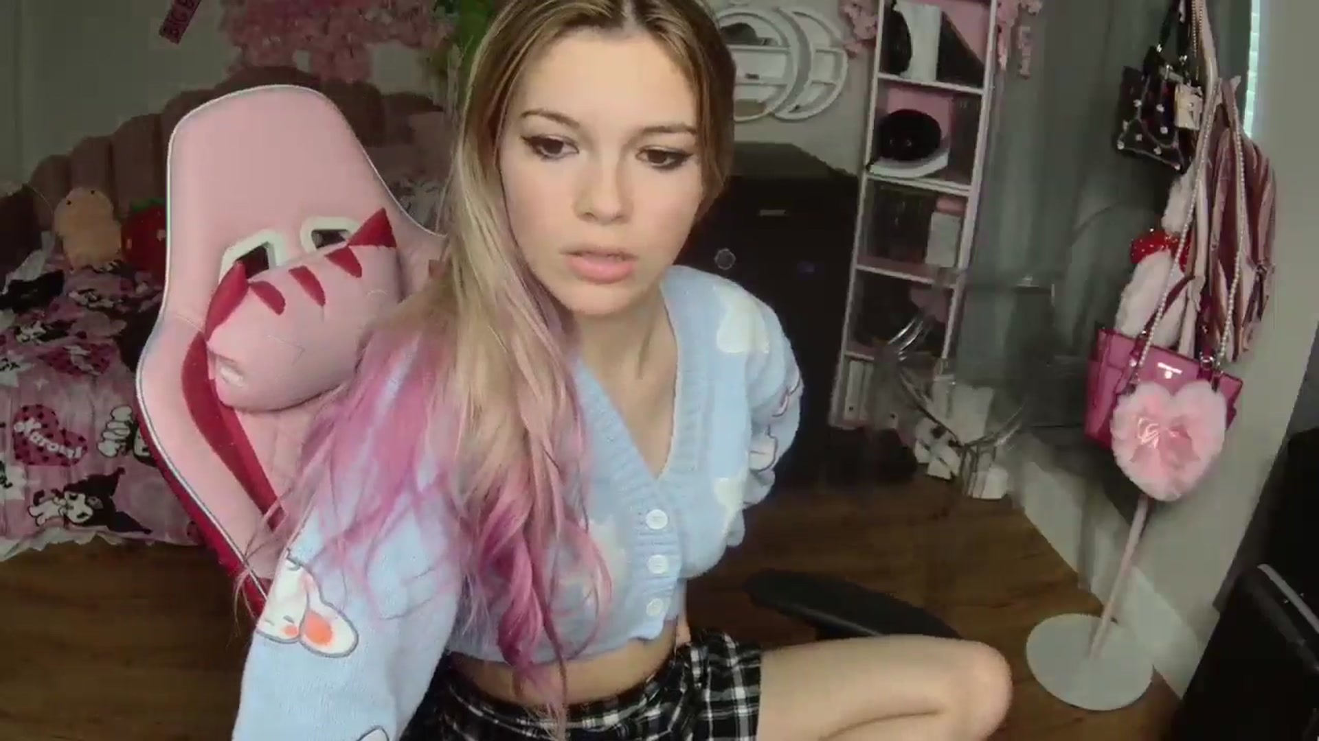 Gallery image thumbnail from Sarahsweets18's myfreecams stream on, 10/13/2024, 19:10 image 11 of 20