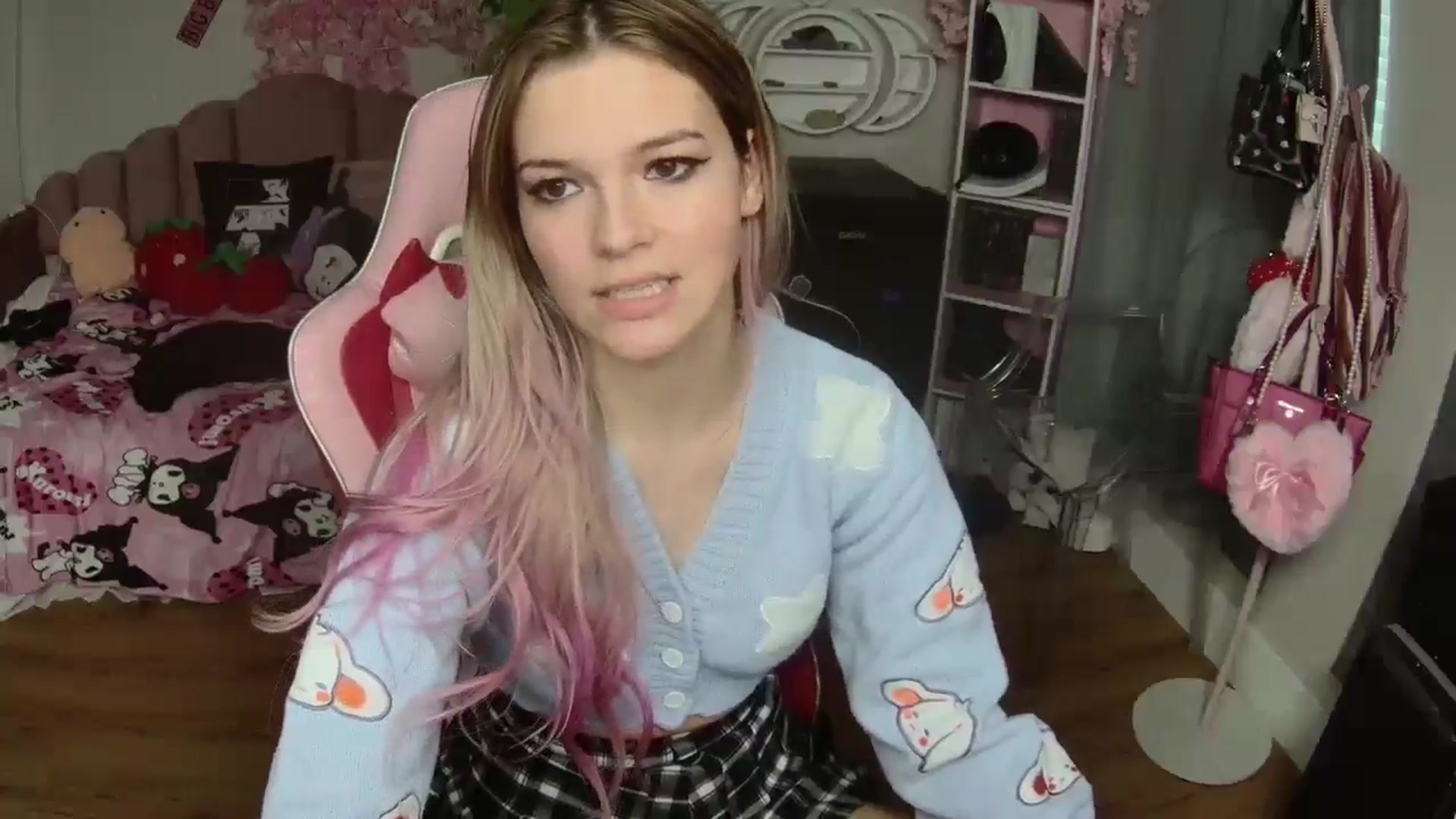 Gallery image thumbnail from Sarahsweets18's myfreecams stream on, 10/13/2024, 19:10 image 12 of 20