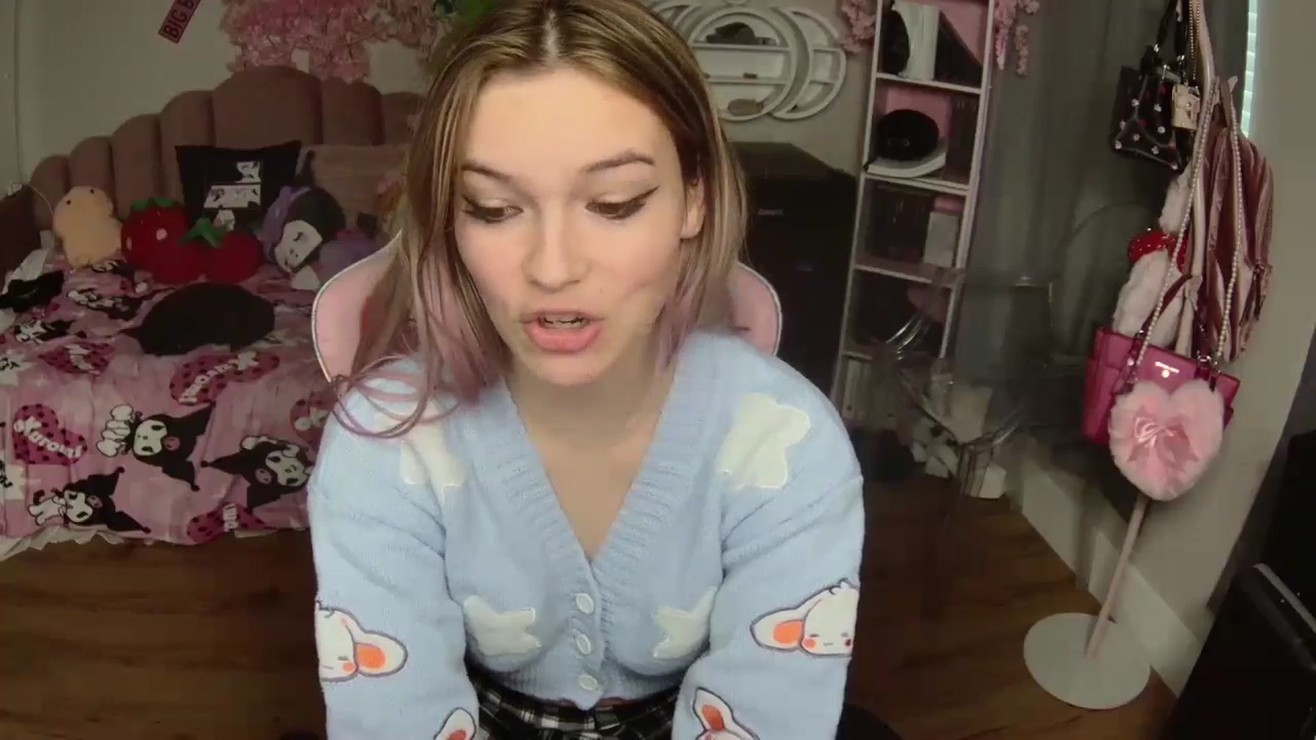 Gallery image thumbnail from Sarahsweets18's myfreecams stream on, 10/13/2024, 19:10 image 13 of 20
