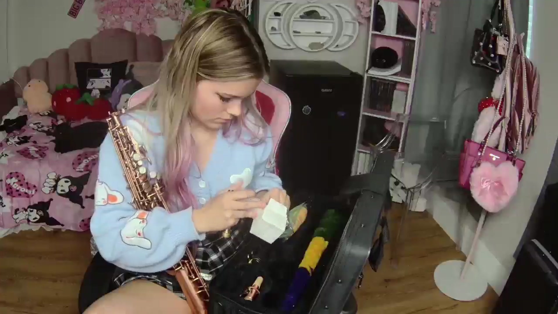 Gallery image thumbnail from Sarahsweets18's myfreecams stream on, 10/13/2024, 19:10 image 16 of 20