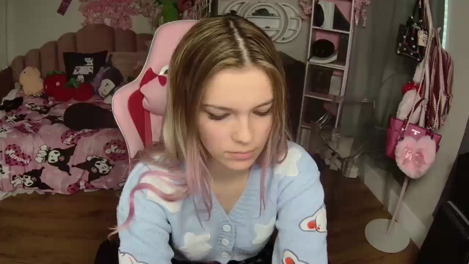 Gallery image thumbnail from Sarahsweets18's myfreecams stream on, 10/13/2024, 19:10 image 3 of 20