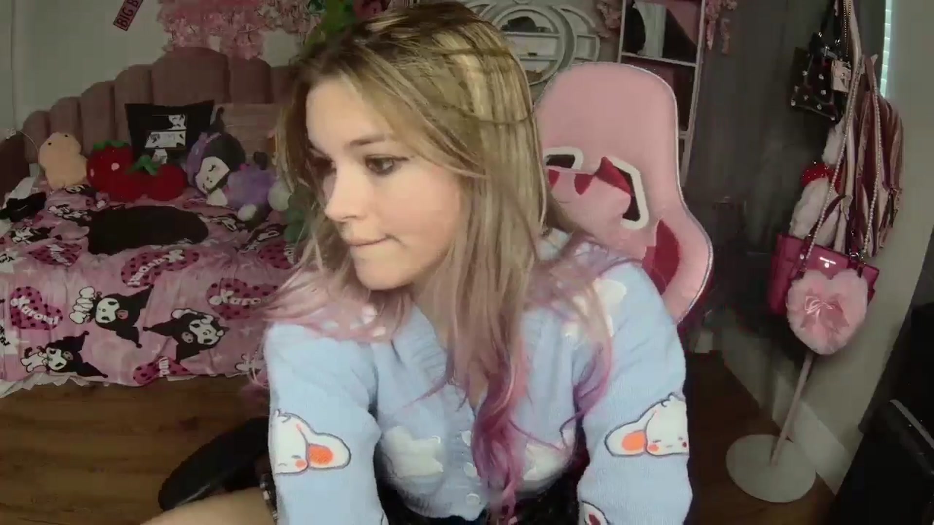 Gallery image thumbnail from Sarahsweets18's myfreecams stream on, 10/13/2024, 19:10 image 9 of 20
