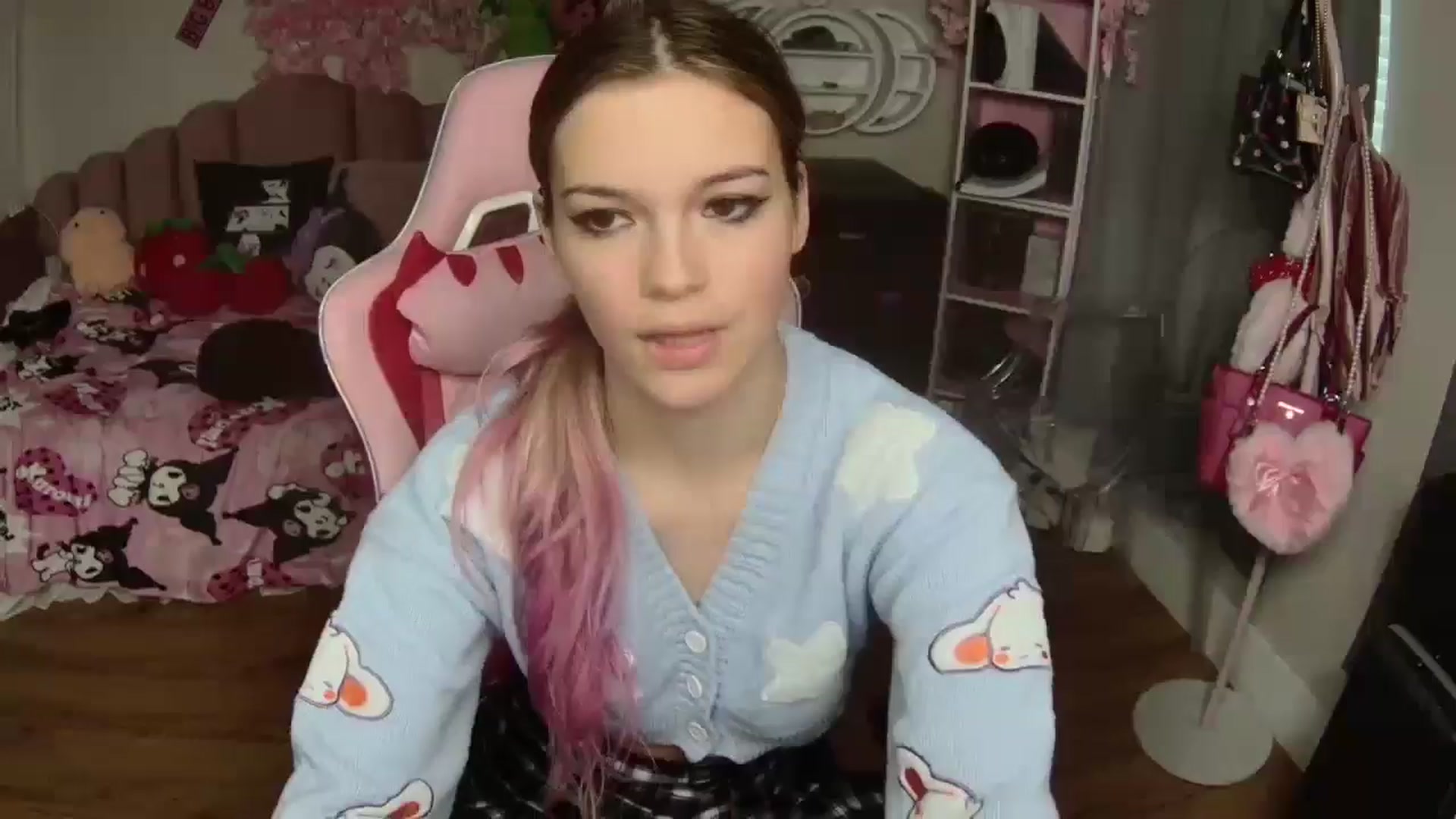 Gallery image thumbnail from Sarahsweets18's myfreecams stream on, 10/13/2024, 19:10 image 1 of 20