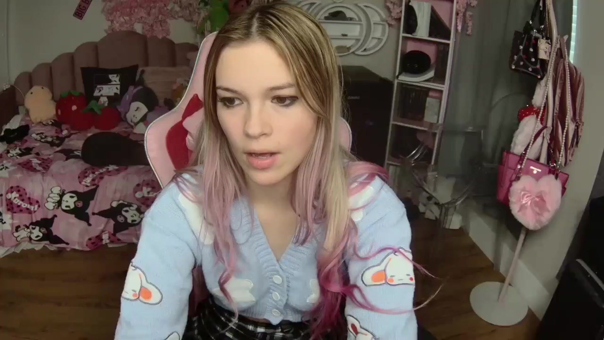 Gallery image thumbnail from Sarahsweets18's myfreecams stream on, 10/13/2024, 19:10 image 5 of 20
