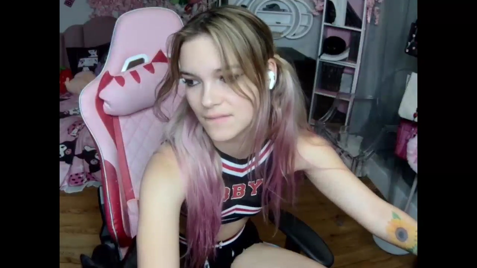 Gallery image thumbnail from Sarahsweets18's myfreecams stream on, 10/15/2024, 18:48 image 7 of 20