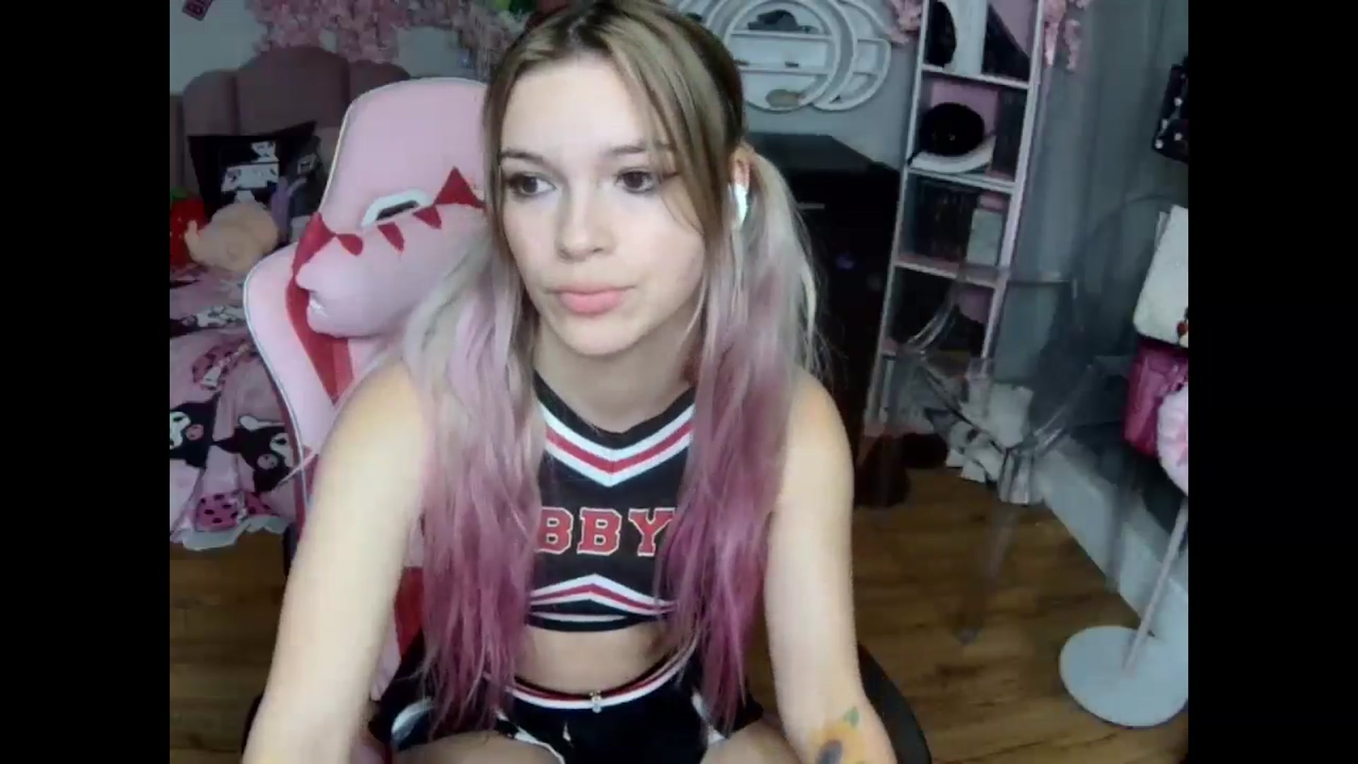 Gallery image thumbnail from Sarahsweets18's myfreecams stream on, 10/15/2024, 18:48 image 5 of 20