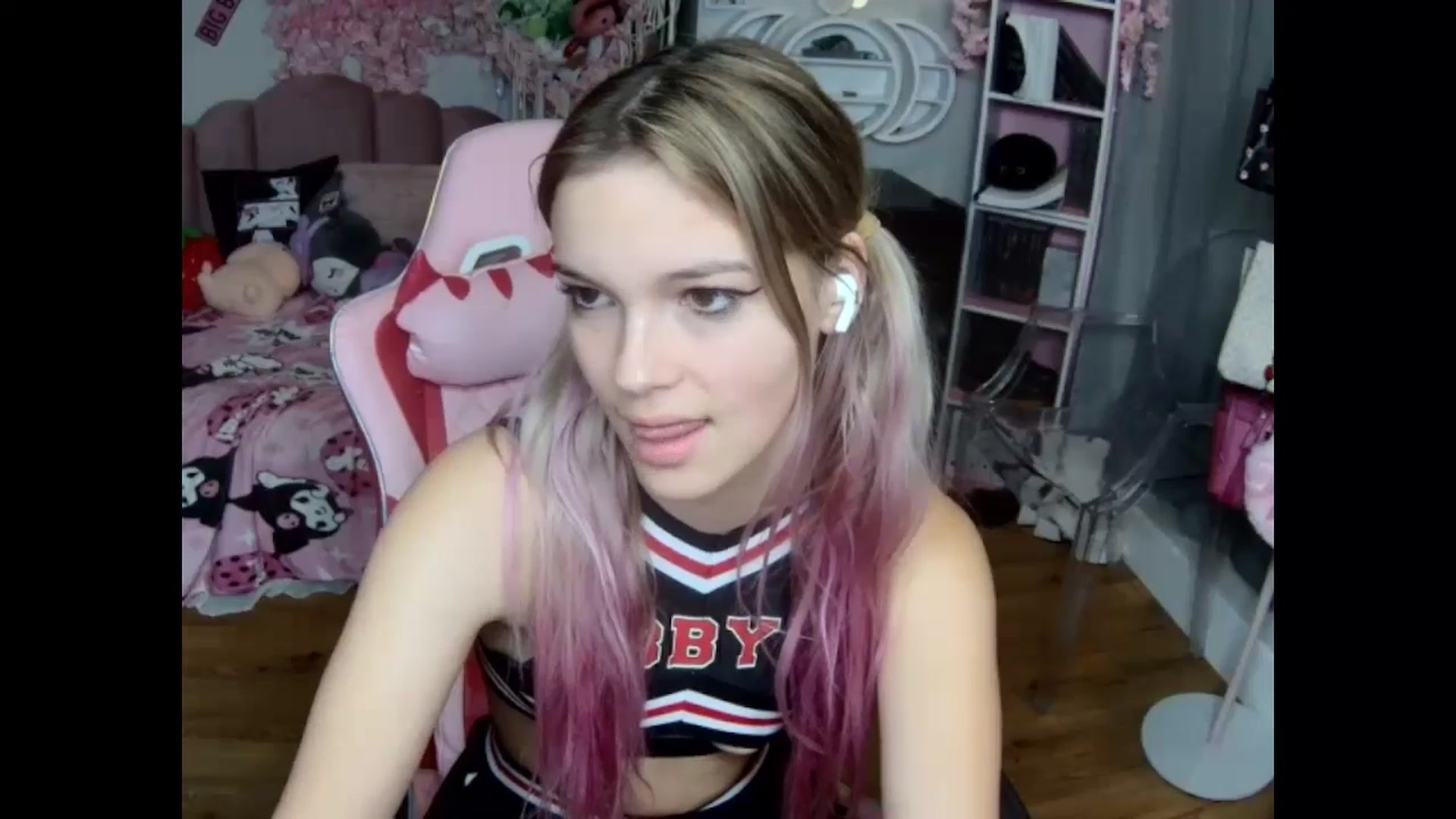 Gallery image thumbnail from Sarahsweets18's myfreecams stream on, 10/15/2024, 19:29 image 7 of 20