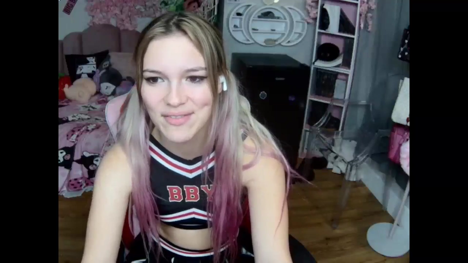 Gallery image thumbnail from Sarahsweets18's myfreecams stream on, 10/15/2024, 19:29 image 14 of 20
