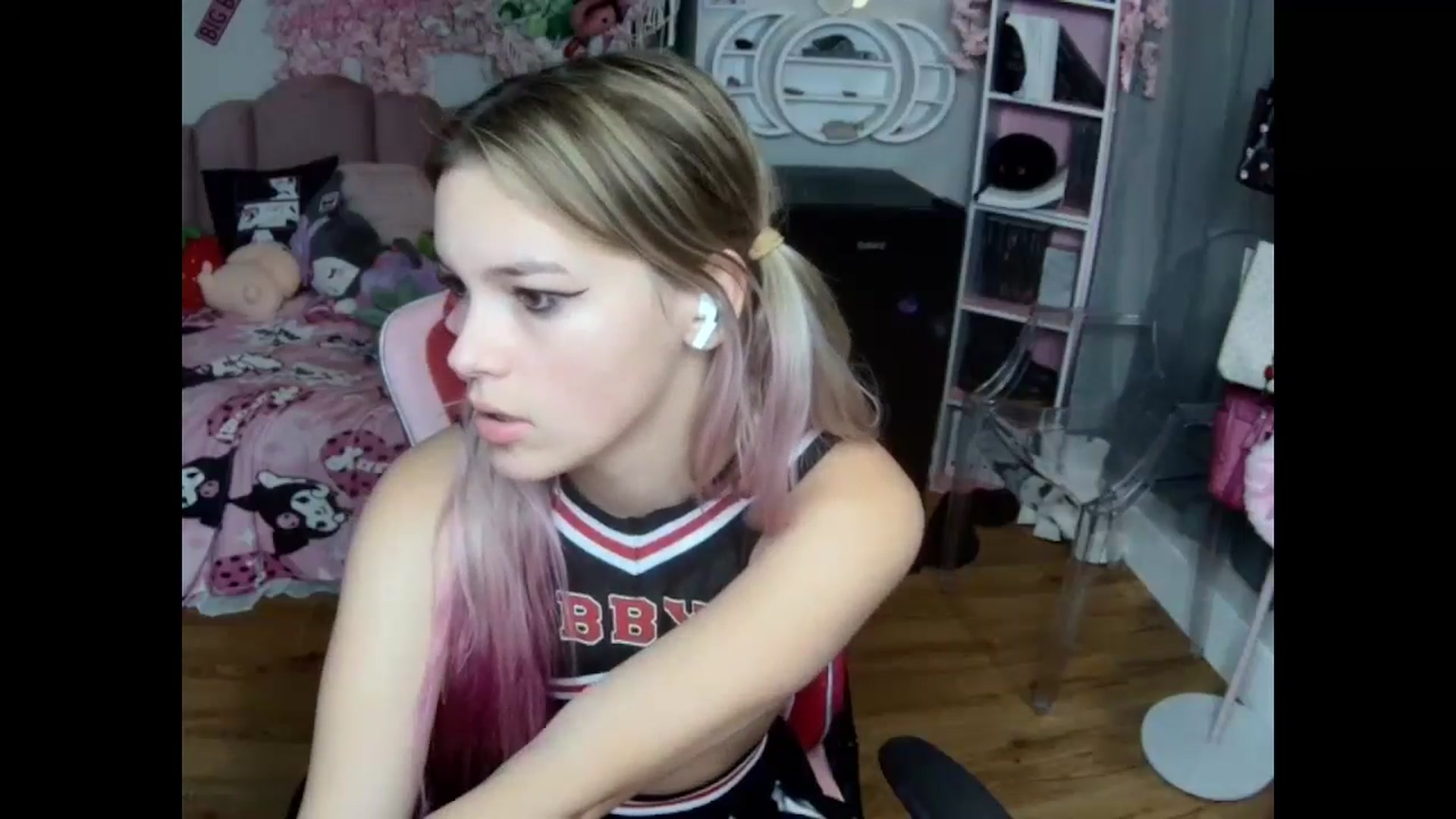 Gallery image thumbnail from Sarahsweets18's myfreecams stream on, 10/15/2024, 19:29 image 6 of 20