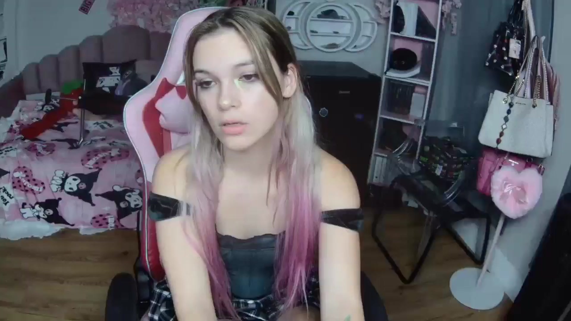 Gallery image thumbnail from Sarahsweets18's myfreecams stream on, 10/17/2024, 08:06 image 16 of 20