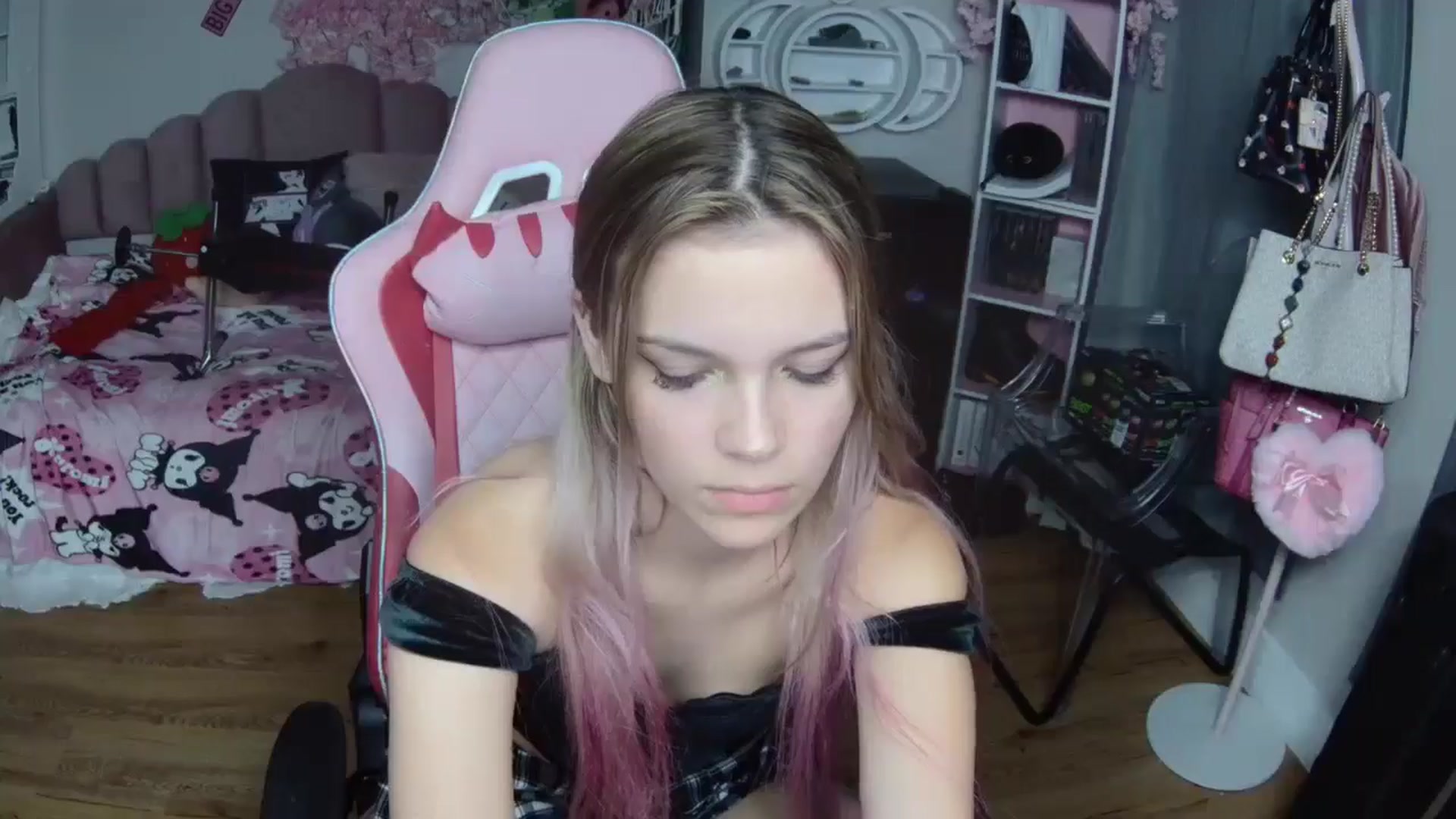Gallery image thumbnail from Sarahsweets18's myfreecams stream on, 10/17/2024, 08:06 image 15 of 20