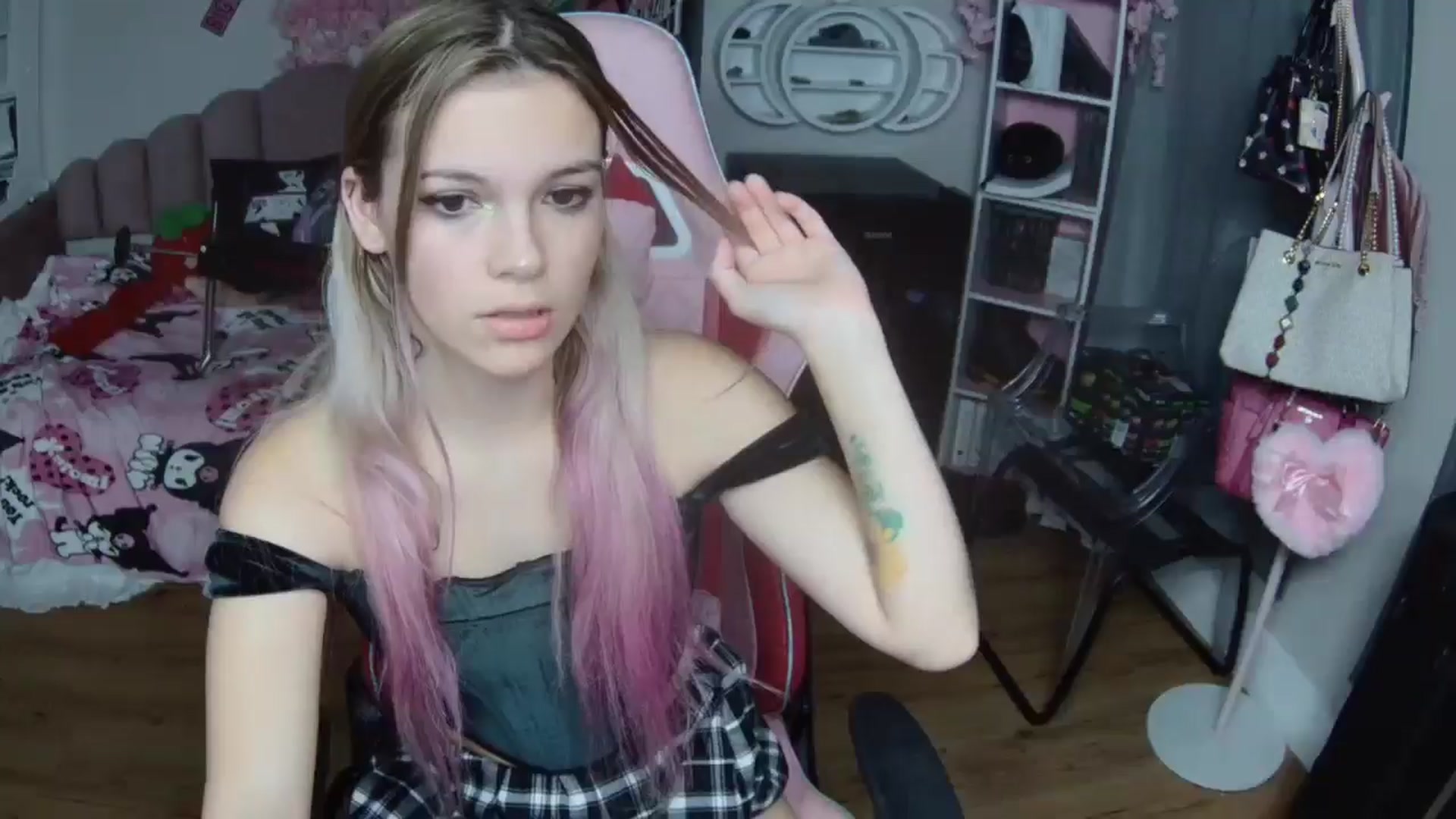 Gallery image thumbnail from Sarahsweets18's myfreecams stream on, 10/17/2024, 08:06 image 11 of 20