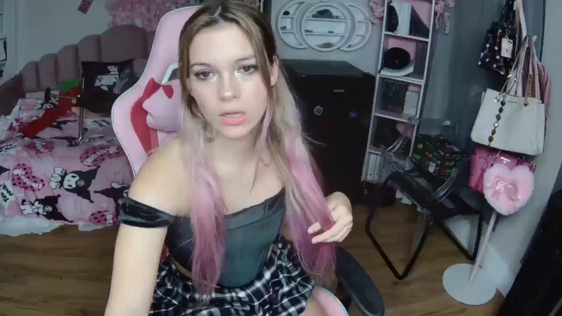 Gallery image thumbnail from Sarahsweets18's myfreecams stream on, 10/17/2024, 08:06 image 13 of 20
