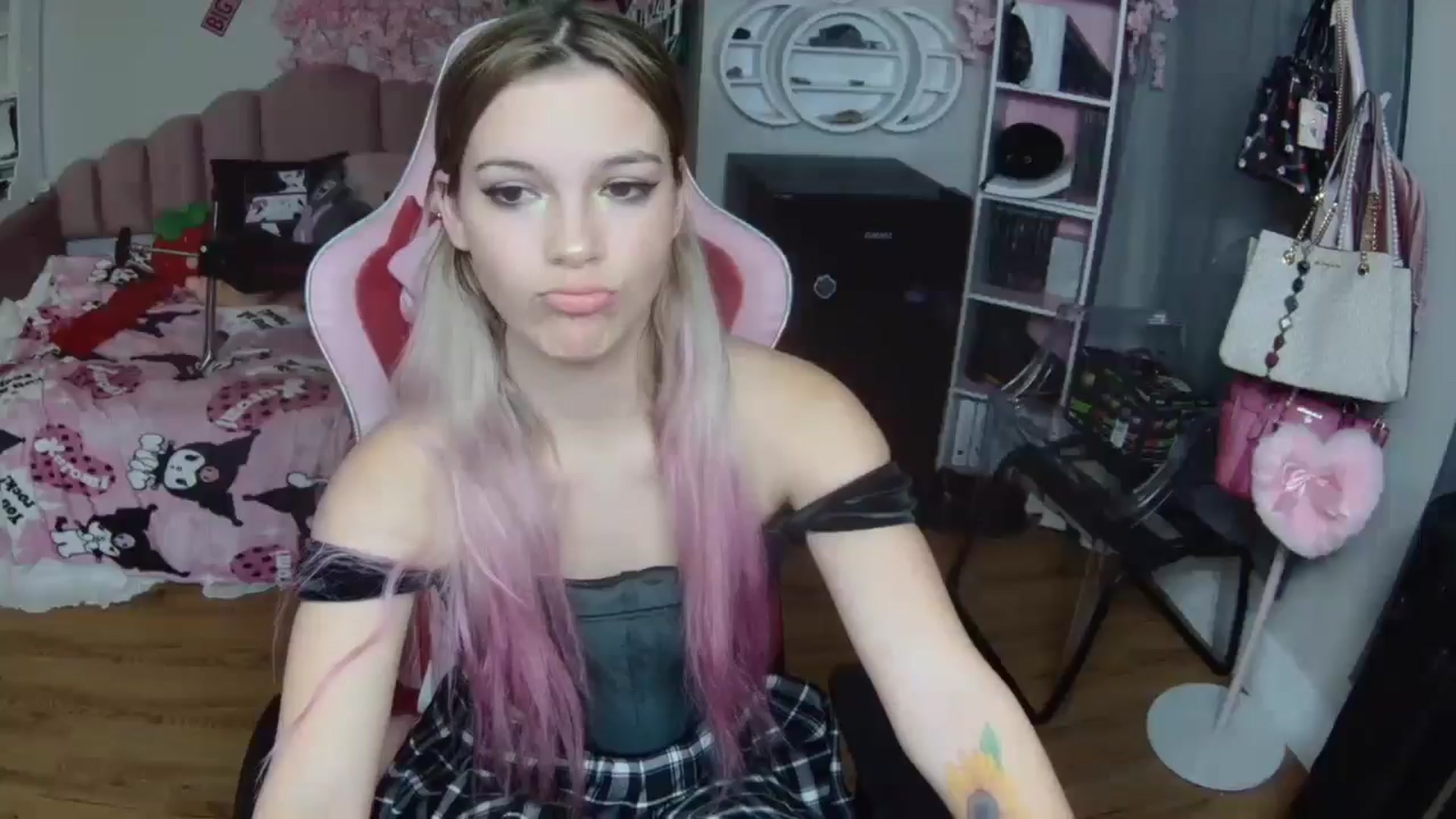 Gallery image thumbnail from Sarahsweets18's myfreecams stream on, 10/17/2024, 08:06 image 2 of 20