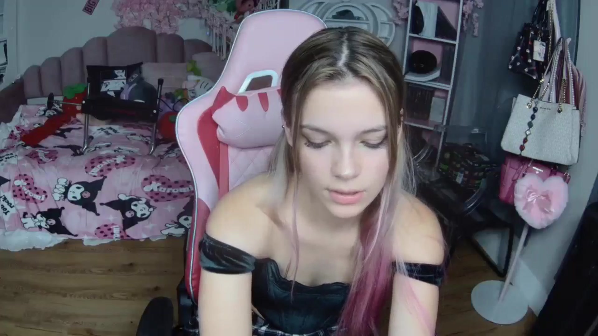 Gallery image thumbnail from Sarahsweets18's myfreecams stream on, 10/17/2024, 08:06 image 9 of 20