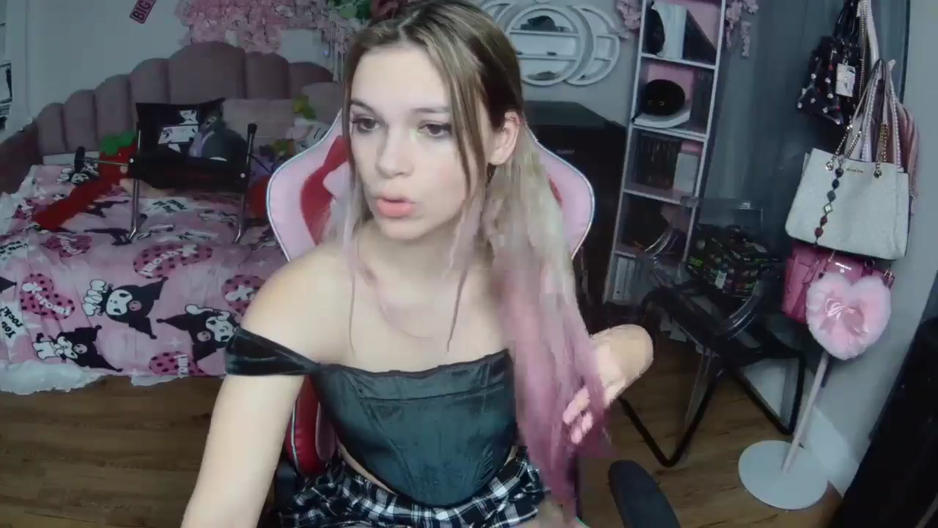 Gallery image thumbnail from Sarahsweets18's myfreecams stream on, 10/17/2024, 08:06 image 7 of 20
