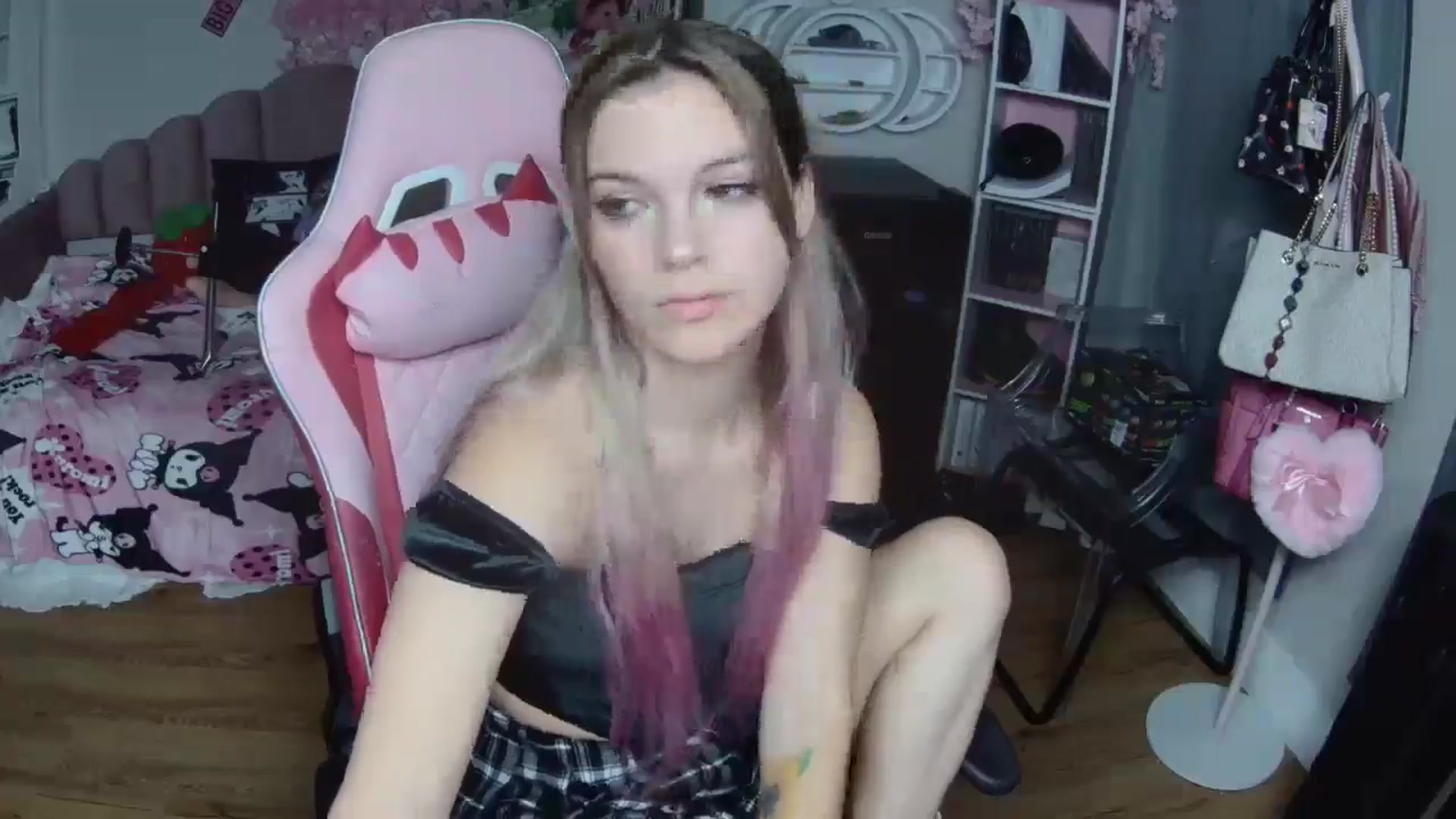 Gallery image thumbnail from Sarahsweets18's myfreecams stream on, 10/17/2024, 08:06 image 18 of 20