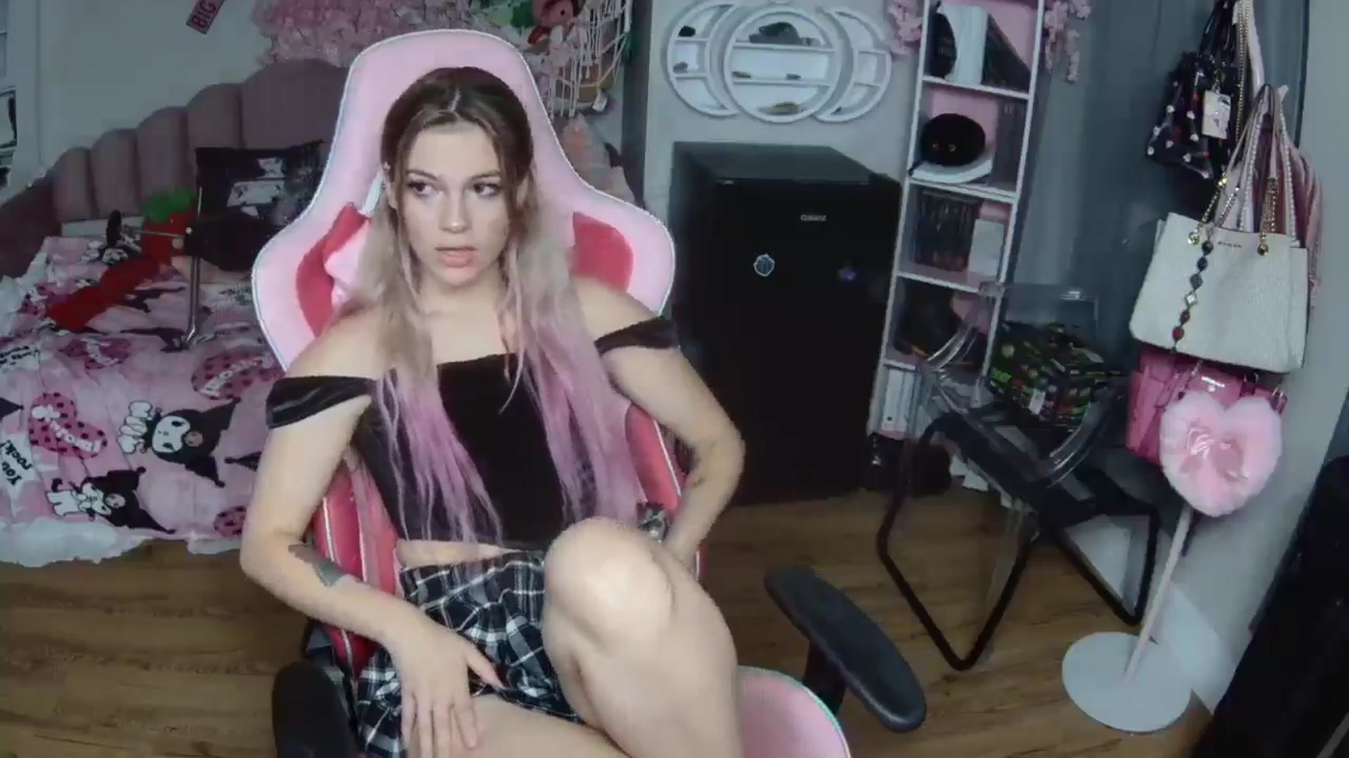 Gallery image thumbnail from Sarahsweets18's myfreecams stream on, 10/17/2024, 08:06 image 17 of 20