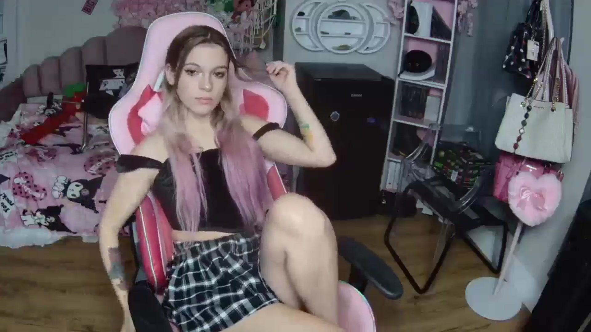 Gallery image thumbnail from Sarahsweets18's myfreecams stream on, 10/17/2024, 08:06 image 14 of 20