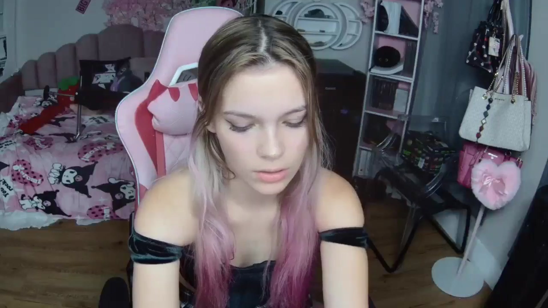 Gallery image thumbnail from Sarahsweets18's myfreecams stream on, 10/17/2024, 08:06 image 12 of 20