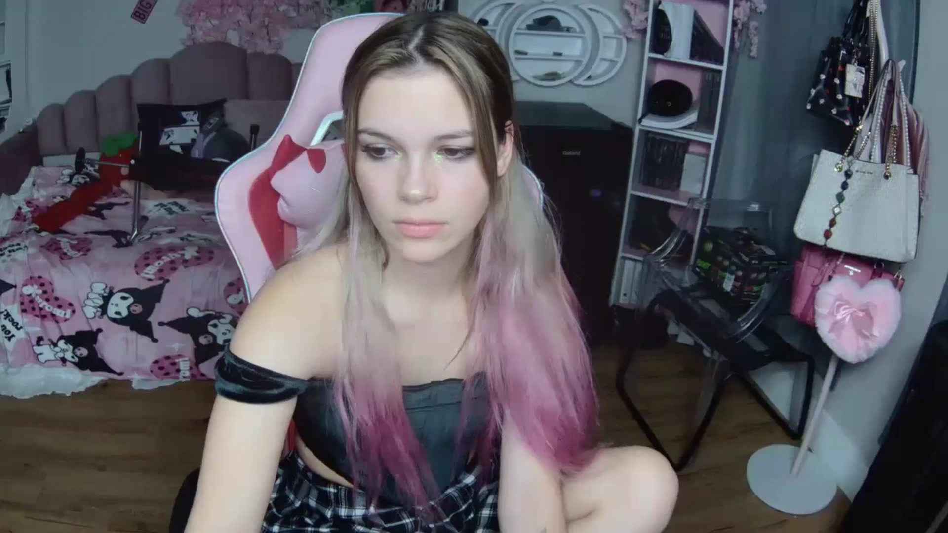Gallery image thumbnail from Sarahsweets18's myfreecams stream on, 10/17/2024, 08:06 image 20 of 20