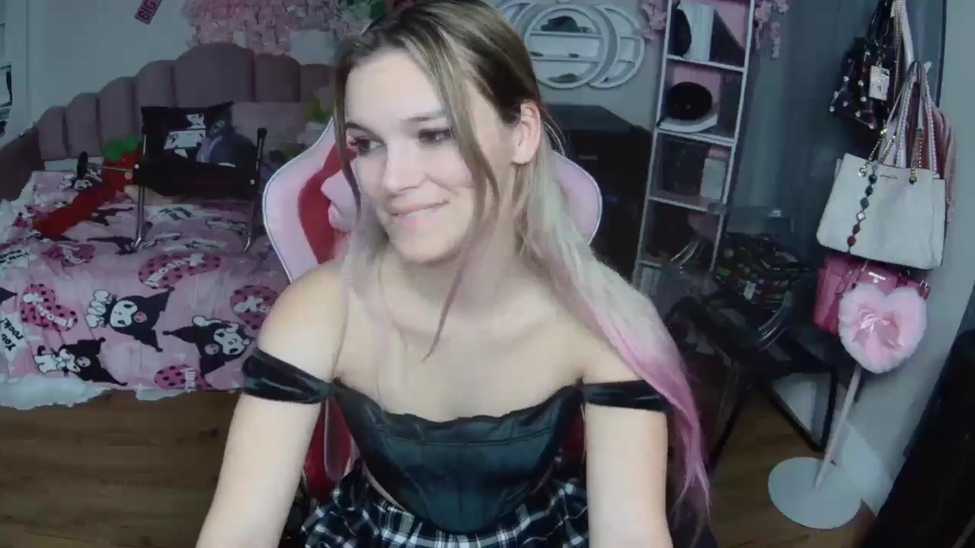 Gallery image thumbnail from Sarahsweets18's myfreecams stream on, 10/17/2024, 08:06 image 6 of 20