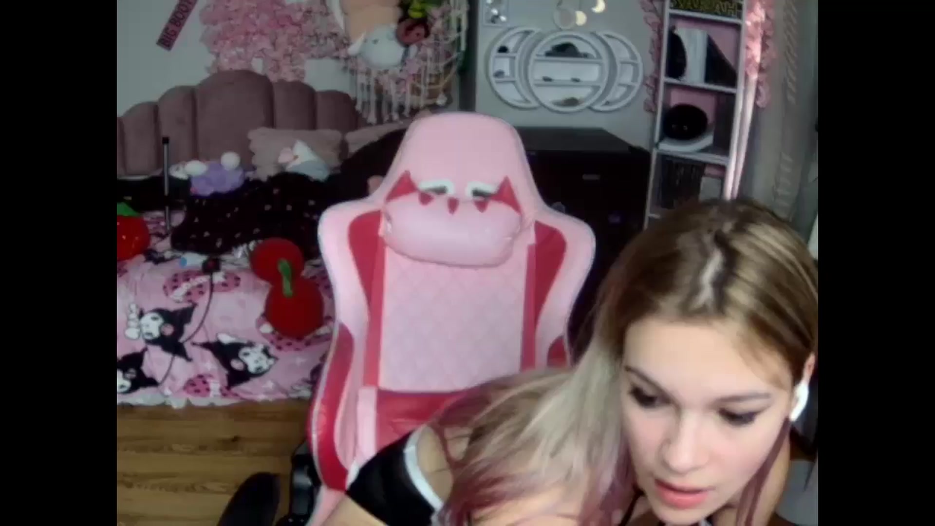 Gallery image thumbnail from Sarahsweets18's myfreecams stream on, 10/18/2024, 17:50 image 1 of 20