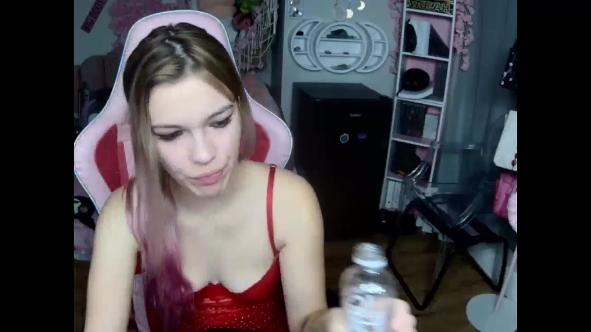 Gallery image thumbnail from Sarahsweets18's myfreecams stream on, 10/19/2024, 12:51 image 9 of 20