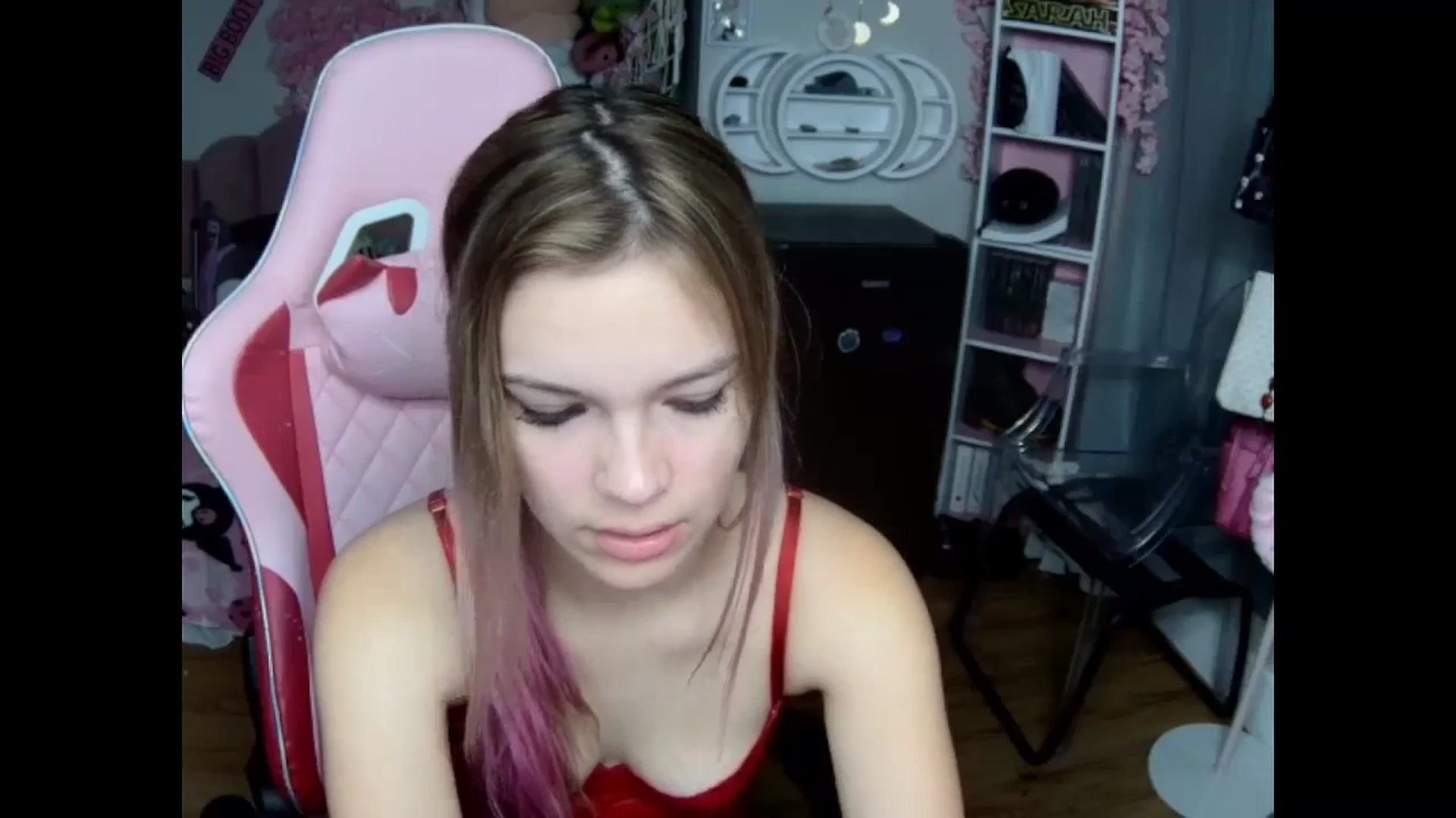 Gallery image thumbnail from Sarahsweets18's myfreecams stream on, 10/19/2024, 12:51 image 12 of 20