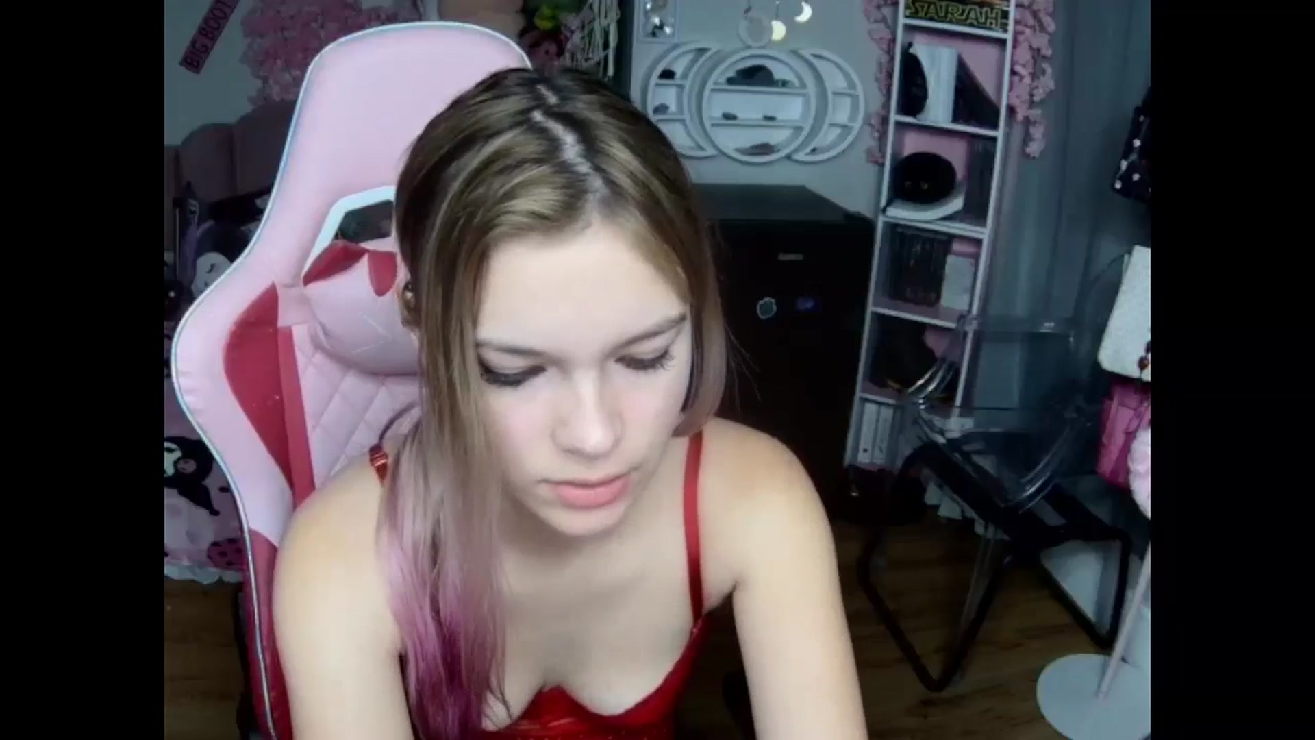 Gallery image thumbnail from Sarahsweets18's myfreecams stream on, 10/19/2024, 12:51 image 7 of 20