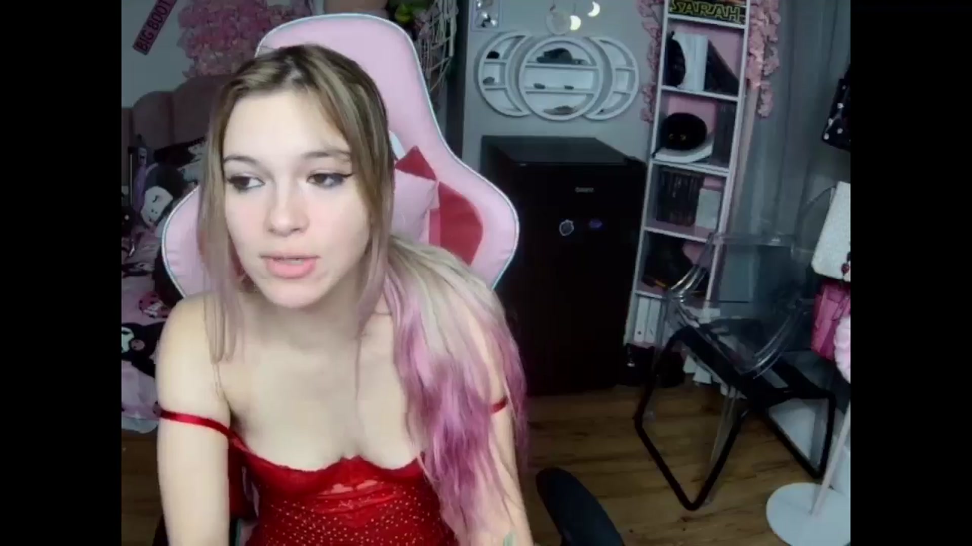 Gallery image thumbnail from Sarahsweets18's myfreecams stream on, 10/19/2024, 12:51 image 18 of 20