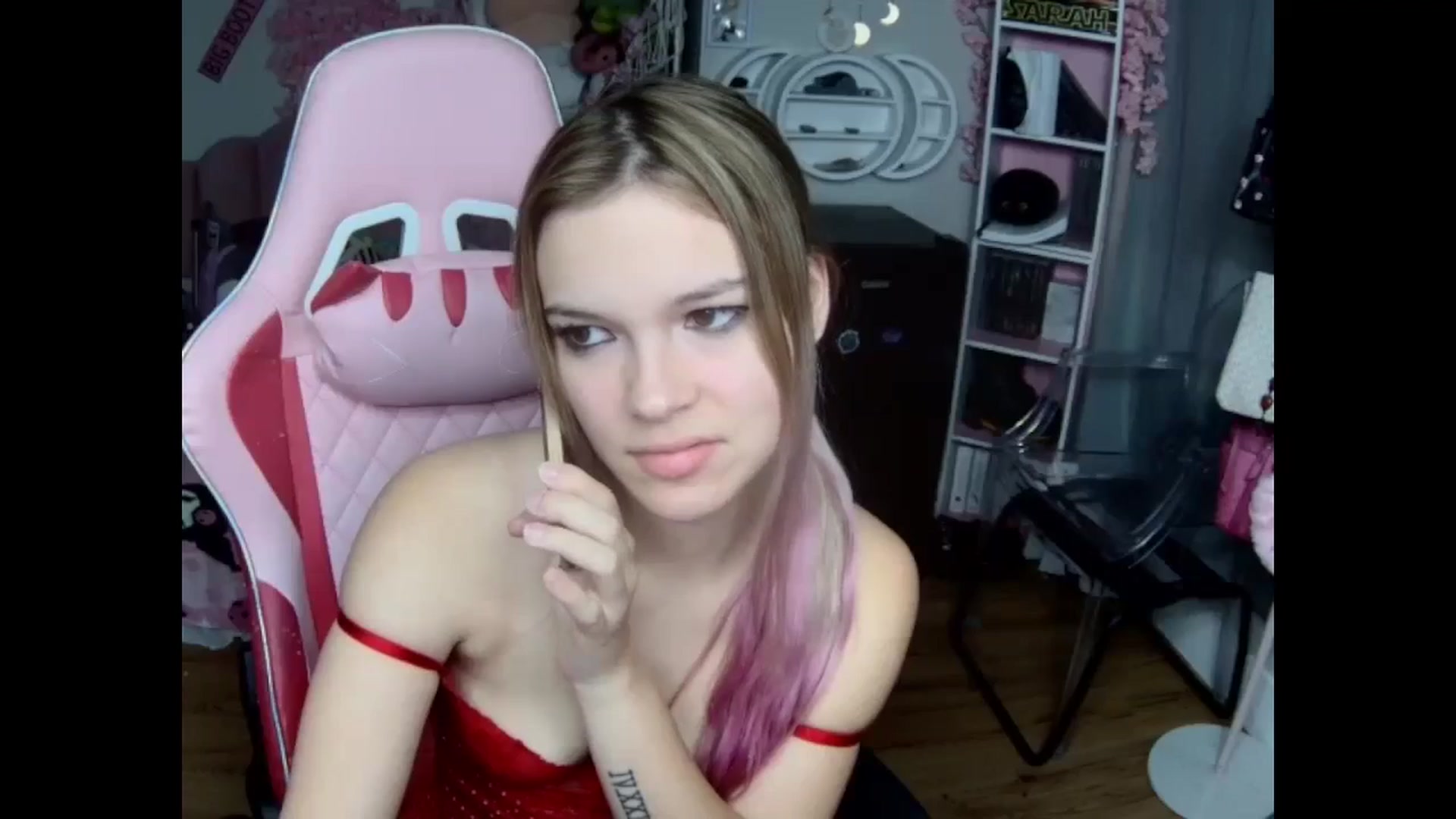 Gallery image thumbnail from Sarahsweets18's myfreecams stream on, 10/19/2024, 12:51 image 14 of 20