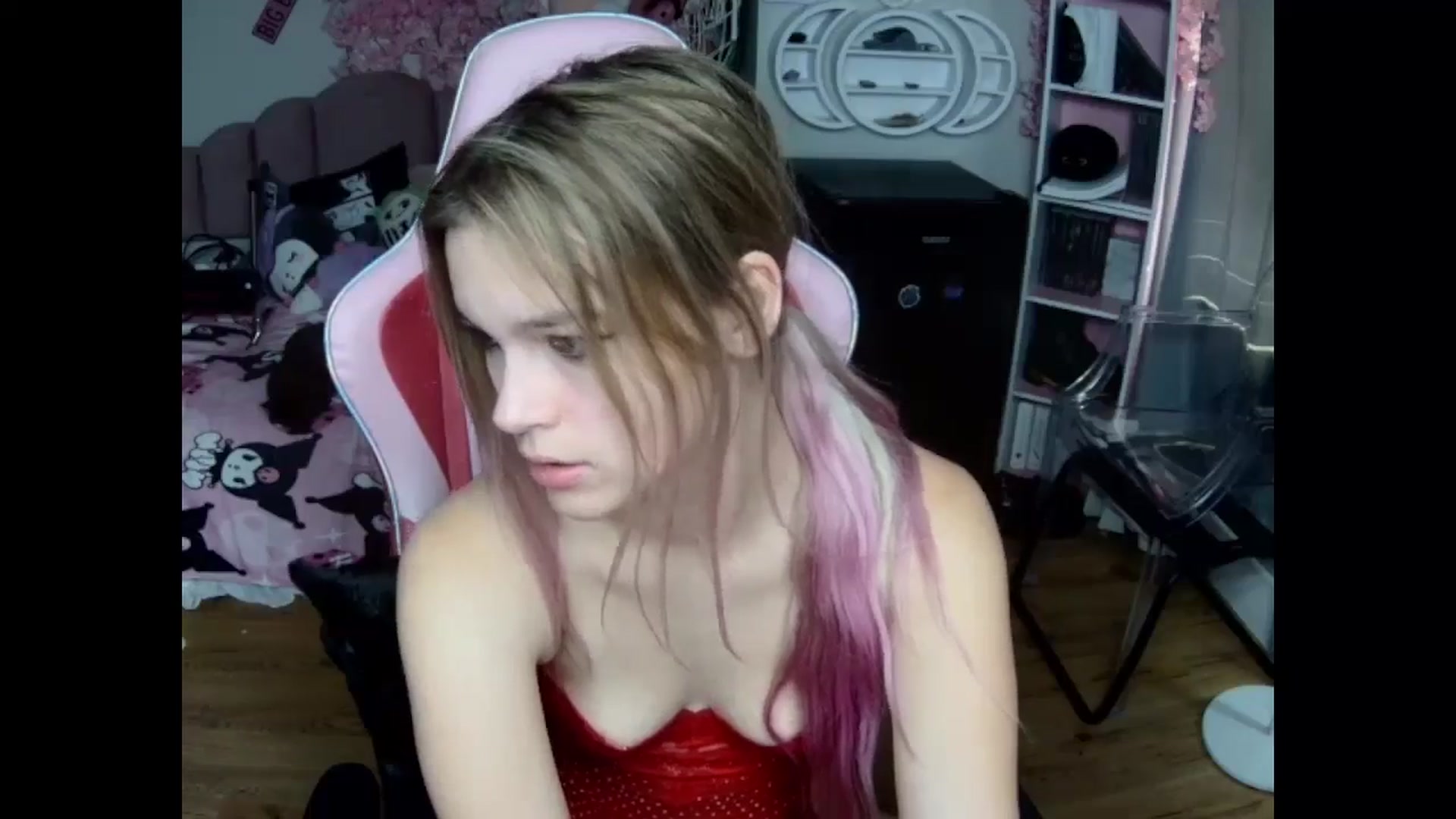 Gallery image thumbnail from Sarahsweets18's myfreecams stream on, 10/19/2024, 14:03 image 16 of 20