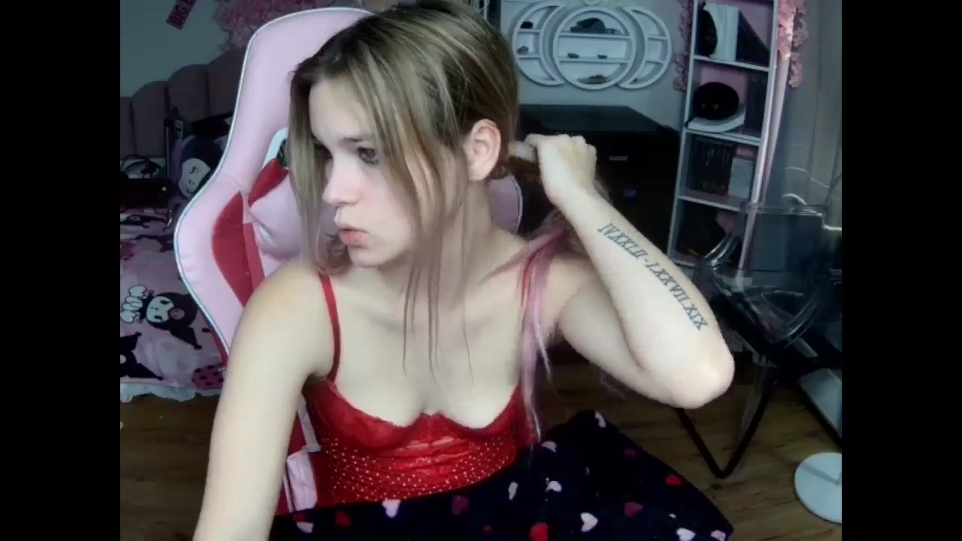 Gallery image thumbnail from Sarahsweets18's myfreecams stream on, 10/19/2024, 14:03 image 11 of 20