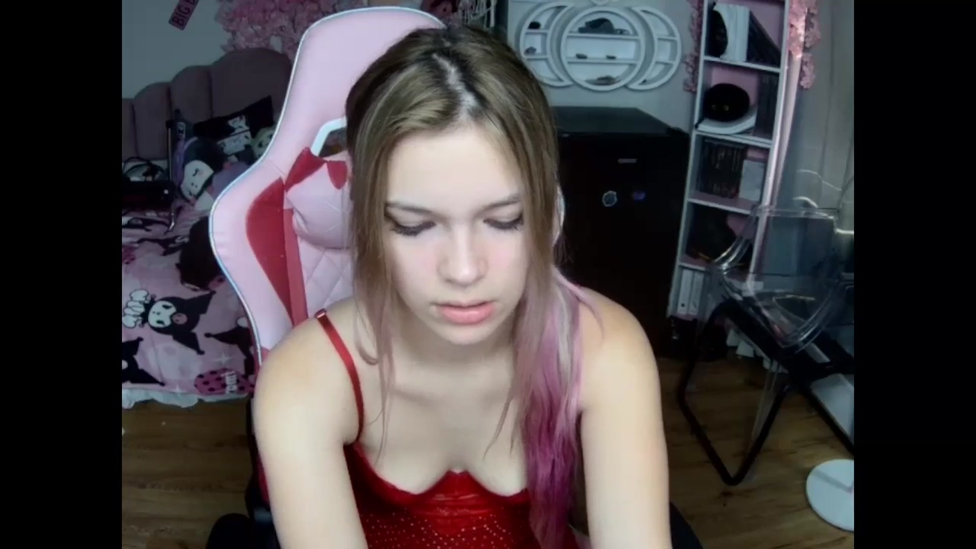 Gallery image thumbnail from Sarahsweets18's myfreecams stream on, 10/19/2024, 14:03 image 12 of 20