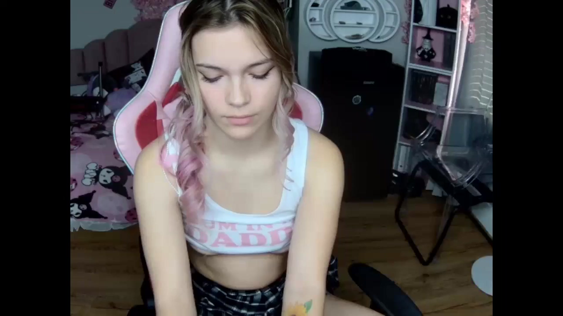 Gallery image thumbnail from Sarahsweets18's myfreecams stream on, 10/22/2024, 15:40 image 14 of 20