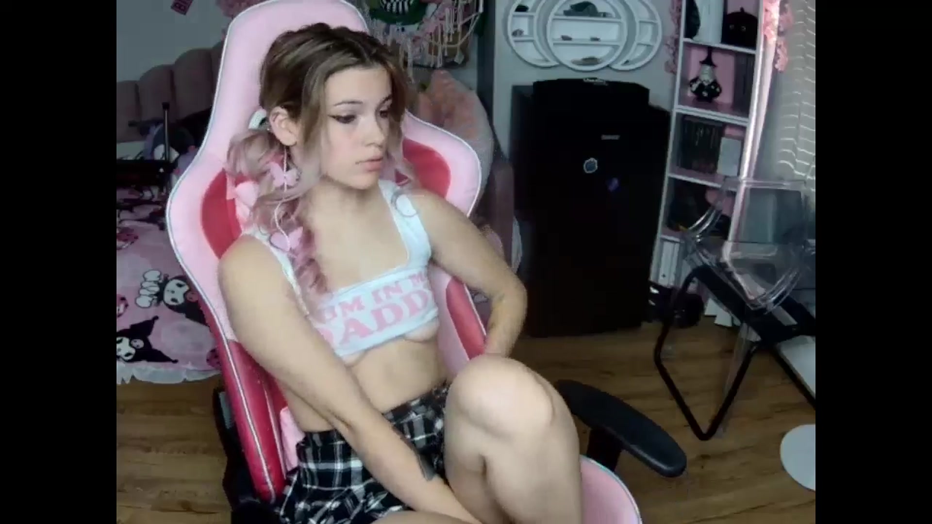 Gallery image thumbnail from Sarahsweets18's myfreecams stream on, 10/22/2024, 15:40 image 18 of 20